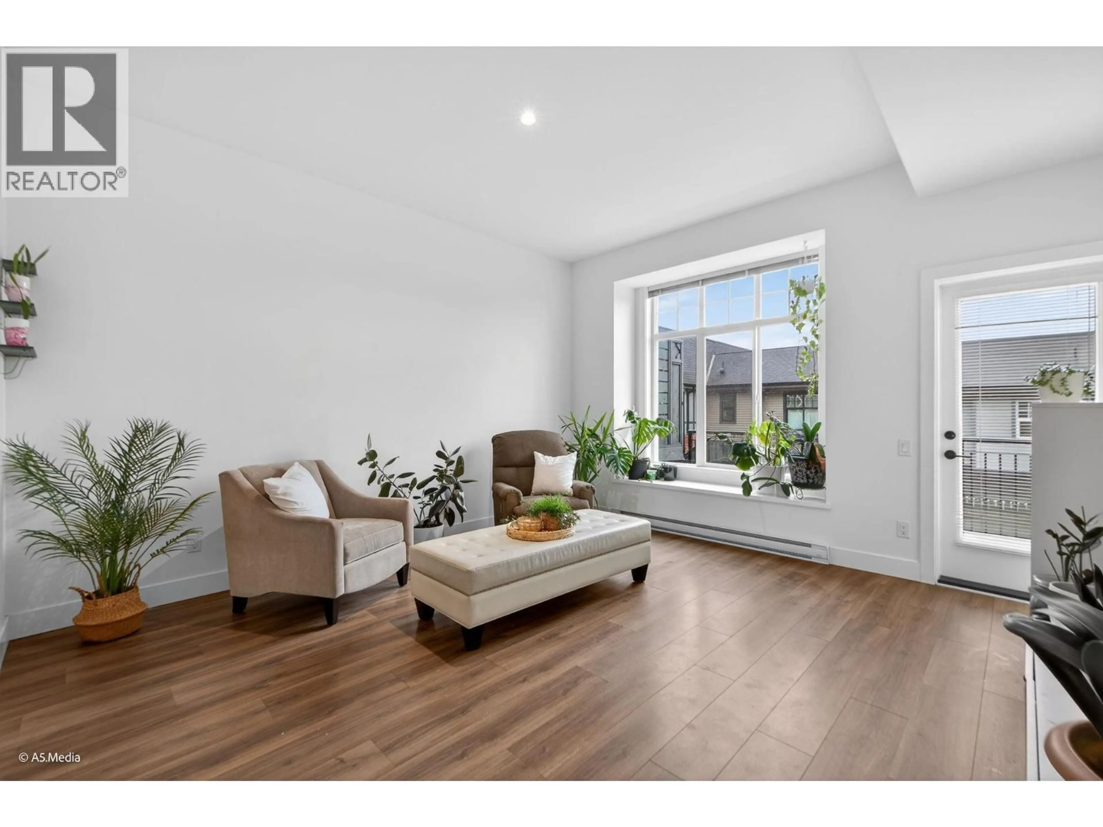 Living room with furniture, wood/laminate floor for 44 - 3552 VICTORIA DRIVE, Coquitlam British Columbia V3E0N7