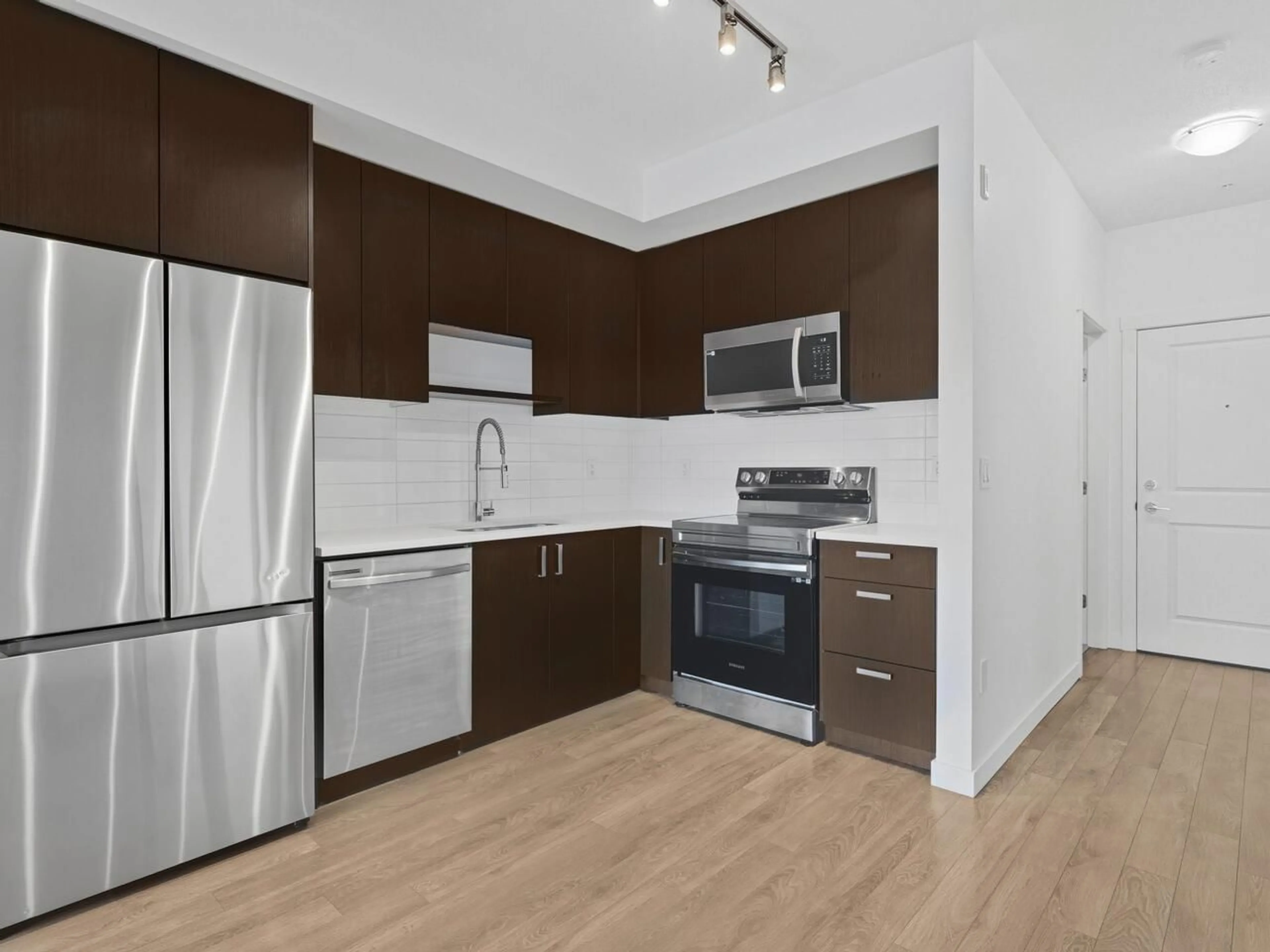 Standard kitchen, wood/laminate floor for 203 - 15858 FRASER HIGHWAY, Surrey British Columbia V4N6X4