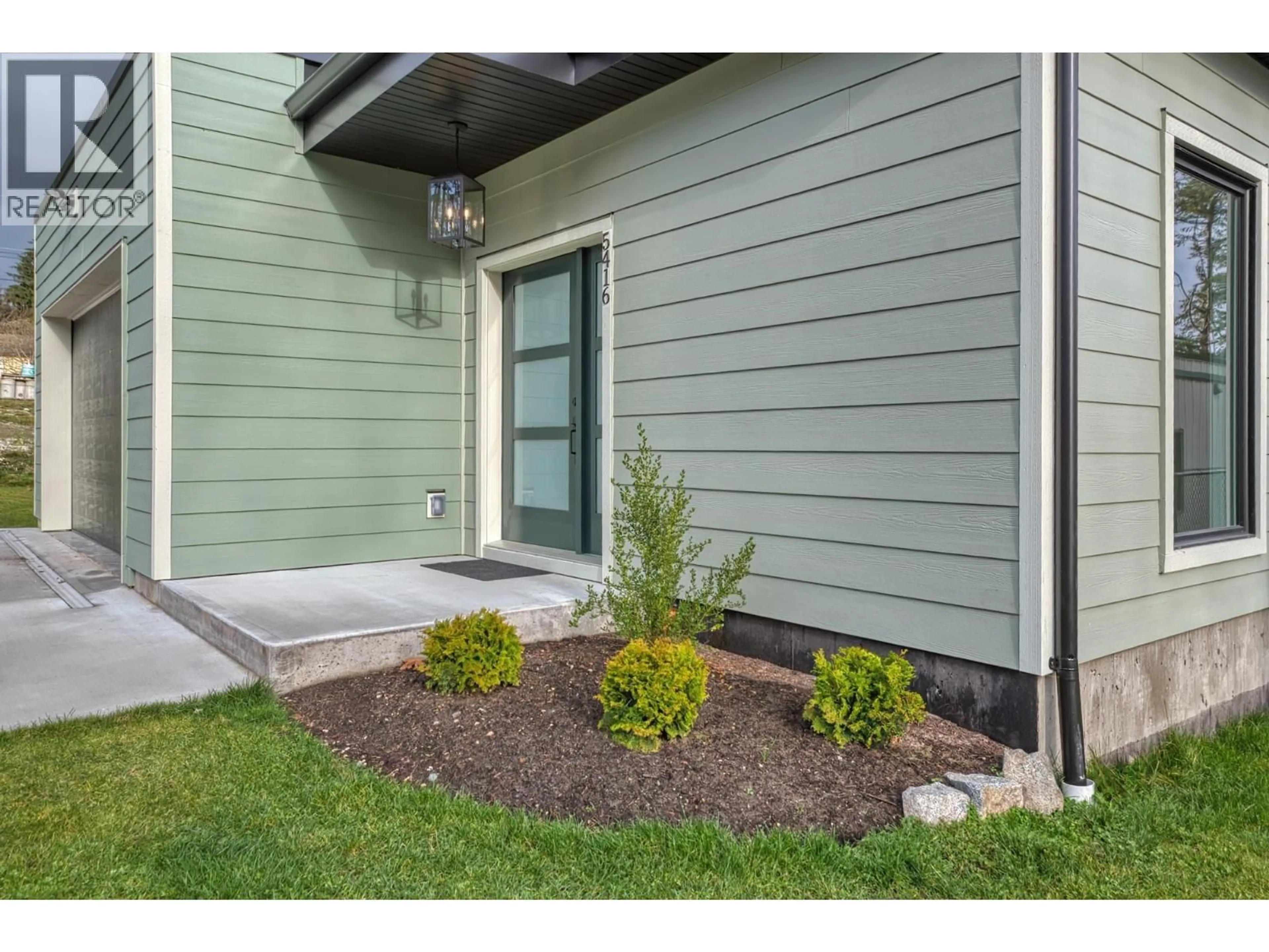 Indoor entryway for 5416 STELLAR WAY, Sechelt British Columbia V7Z0M1