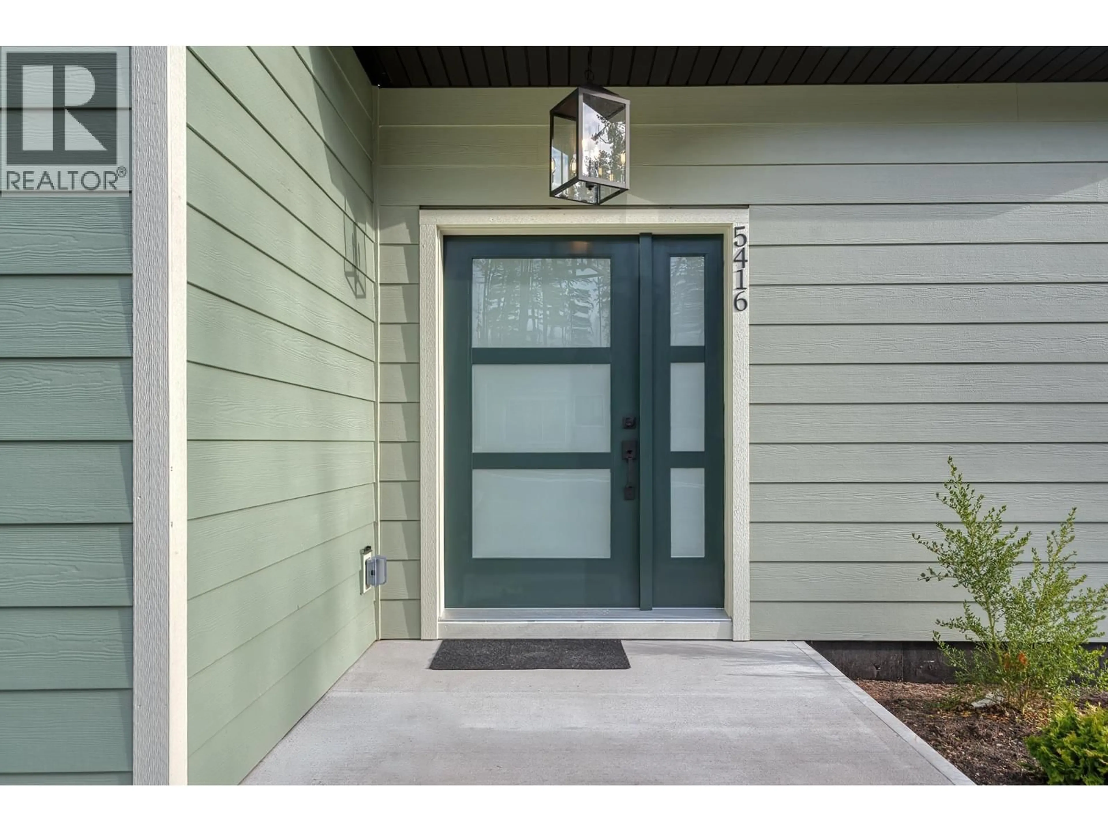 Indoor entryway for 5416 STELLAR WAY, Sechelt British Columbia V7Z0M1