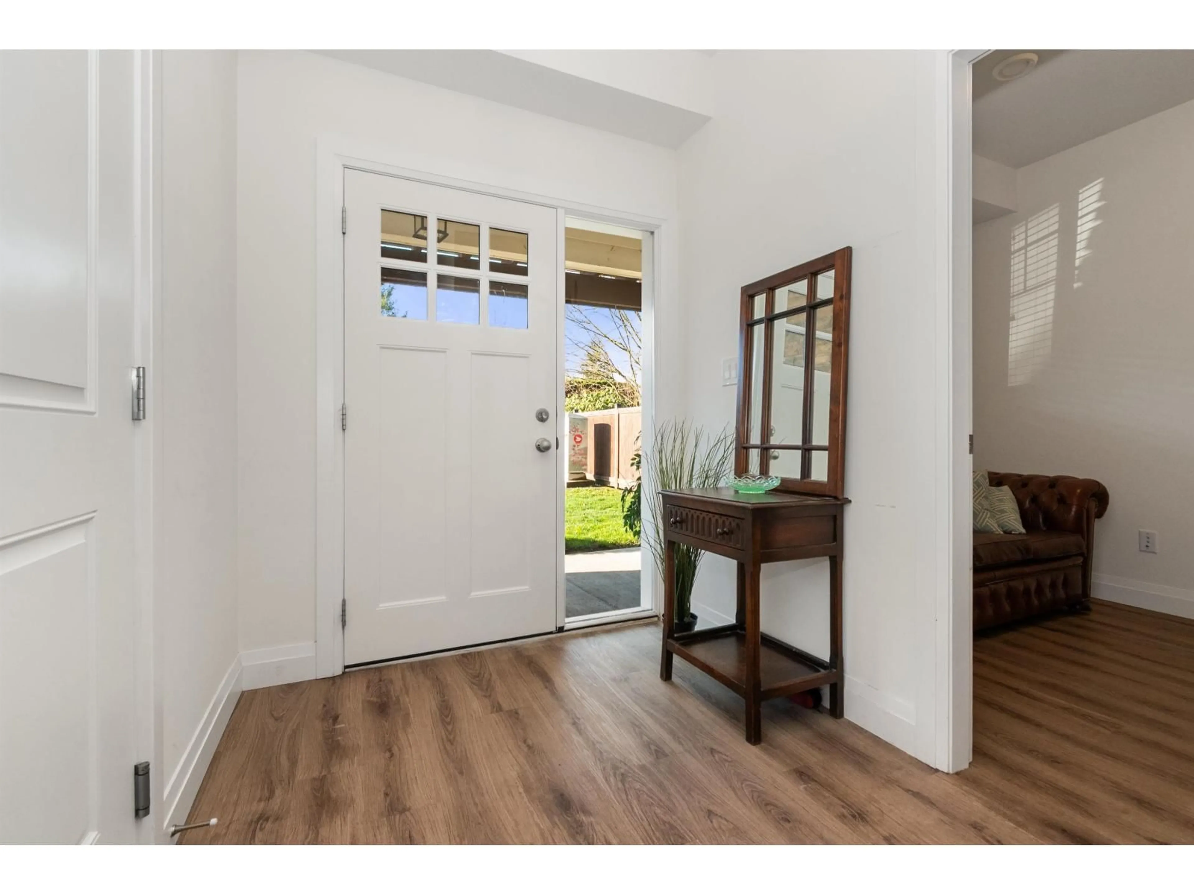 Indoor entryway for 6 - 10100 WILLIAMS ROAD, Chilliwack British Columbia V2P5H2