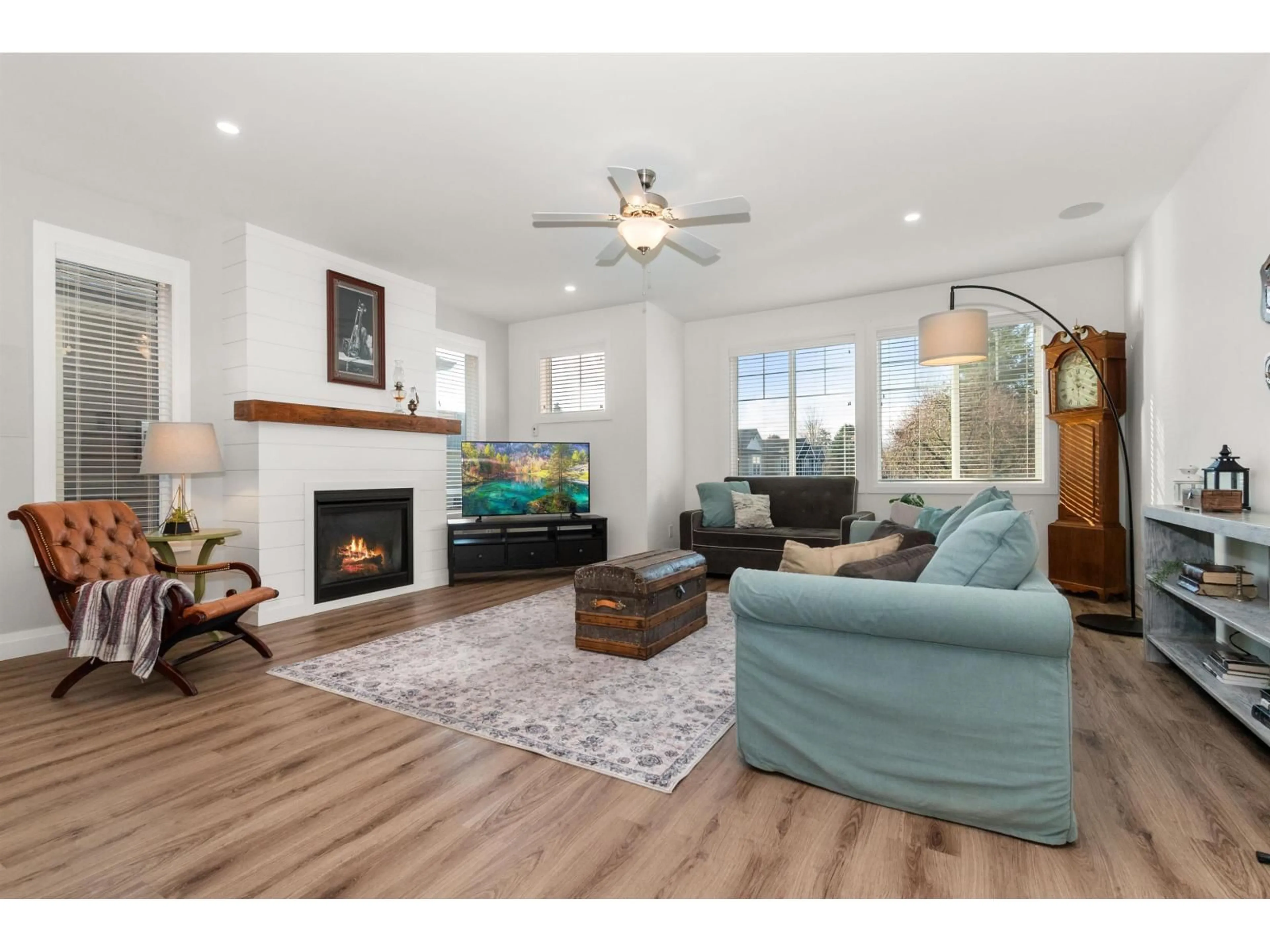 Living room with furniture, wood/laminate floor for 6 - 10100 WILLIAMS ROAD, Chilliwack British Columbia V2P5H2