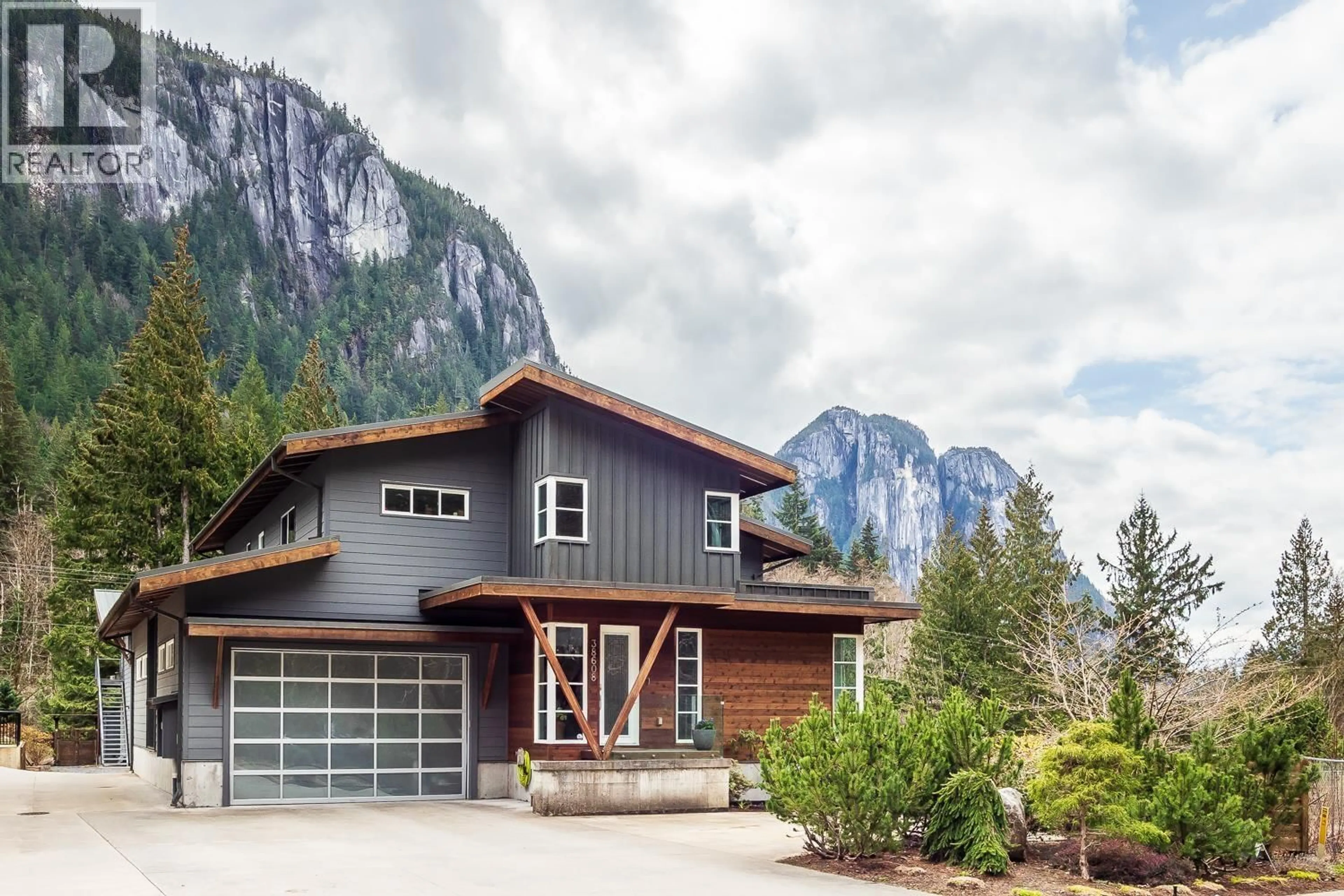Home with vinyl exterior material, mountain view for 38608 WESTWAY AVENUE, Squamish British Columbia V8B0W2
