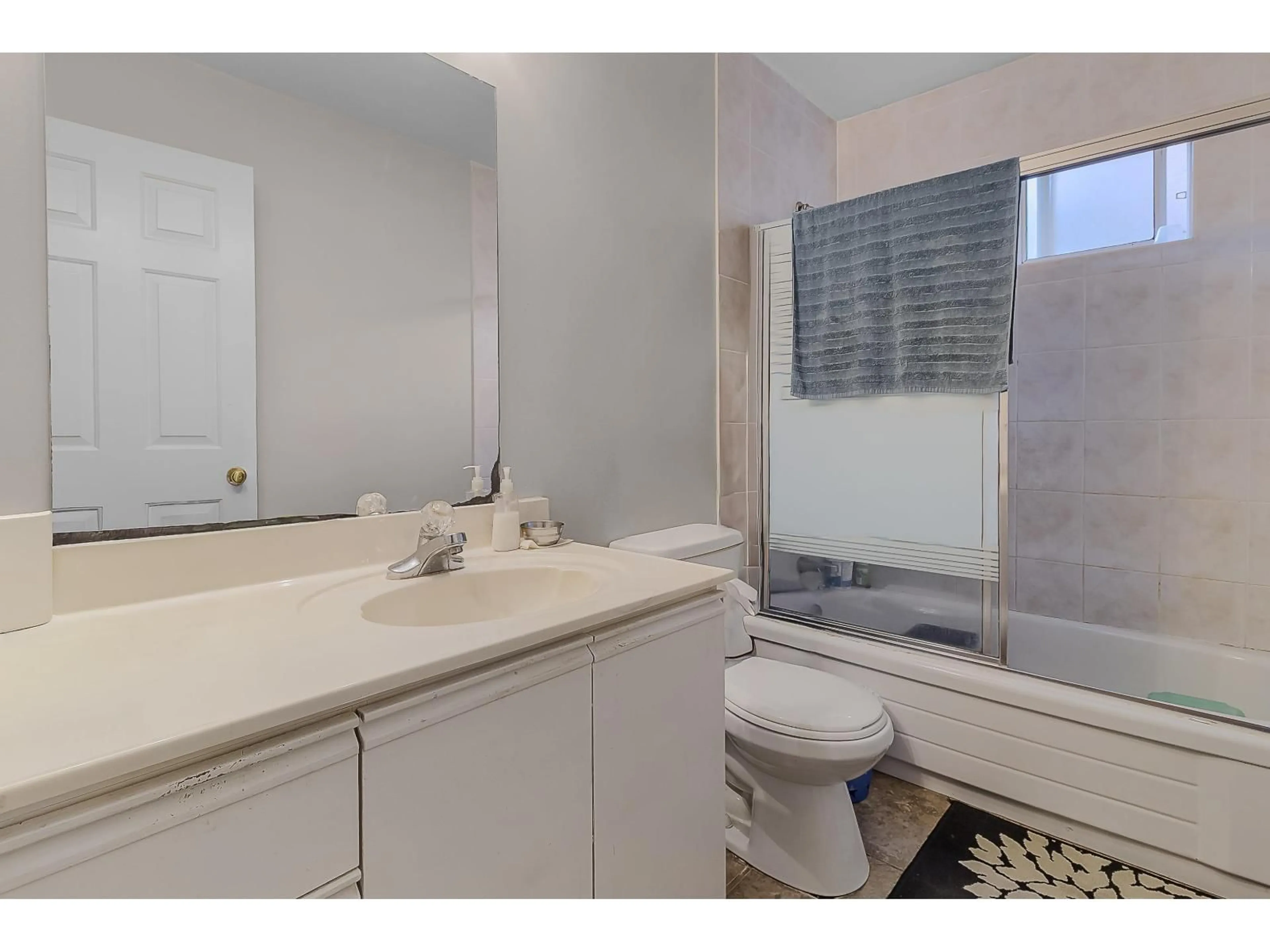 Standard bathroom, unknown for 14336 90A AVENUE, Surrey British Columbia V3V7X9
