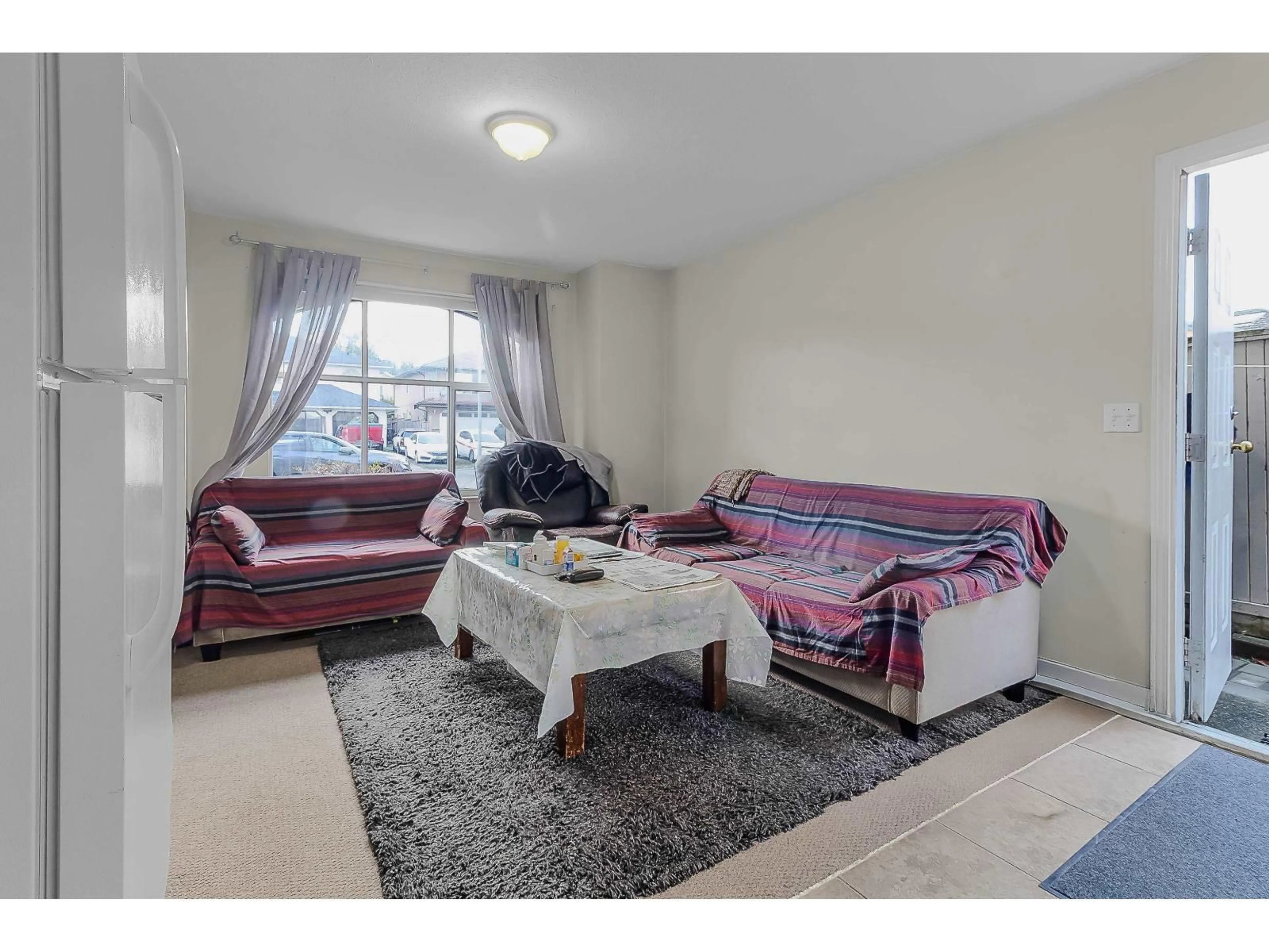 Living room with furniture, unknown for 14336 90A AVENUE, Surrey British Columbia V3V7X9