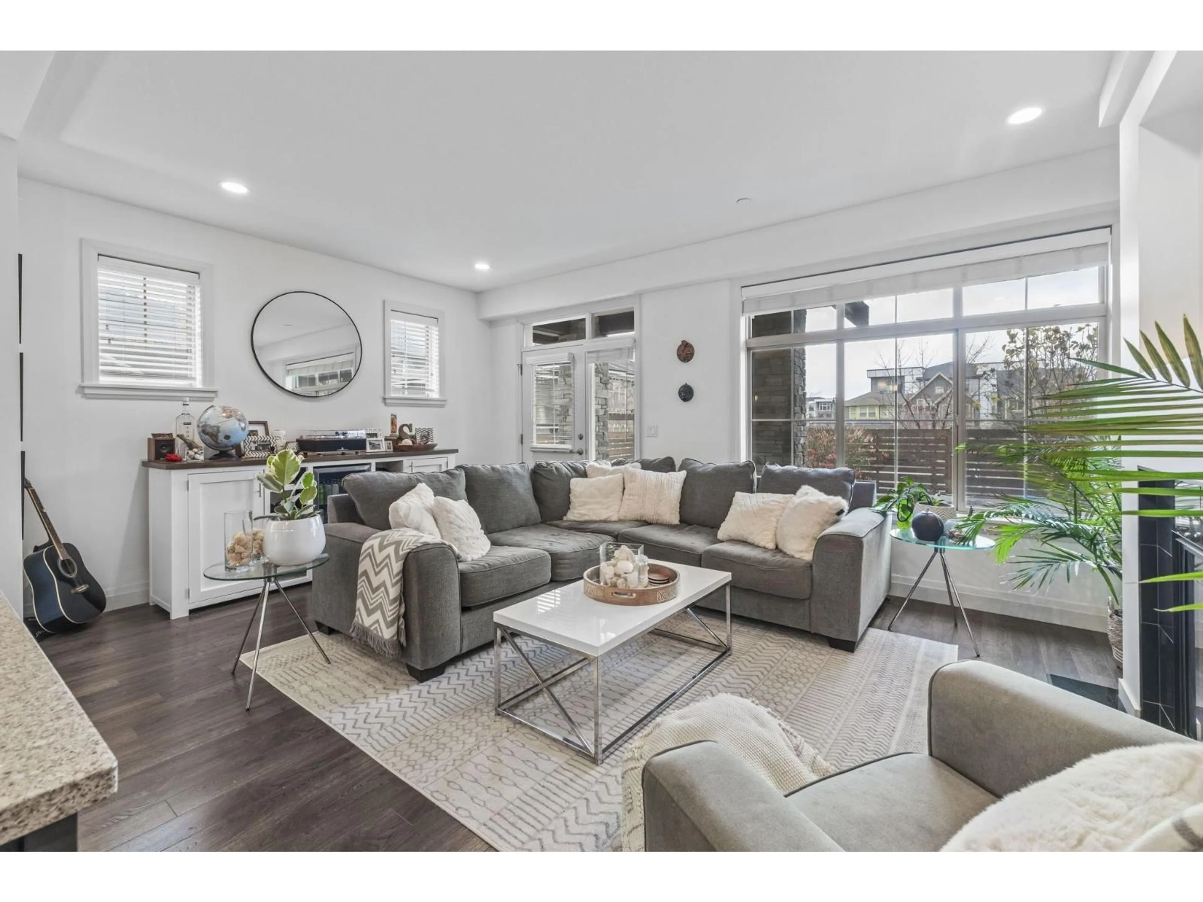 Living room with furniture, unknown for 5505 CHINOOK STREET, Chilliwack British Columbia V2R0T3