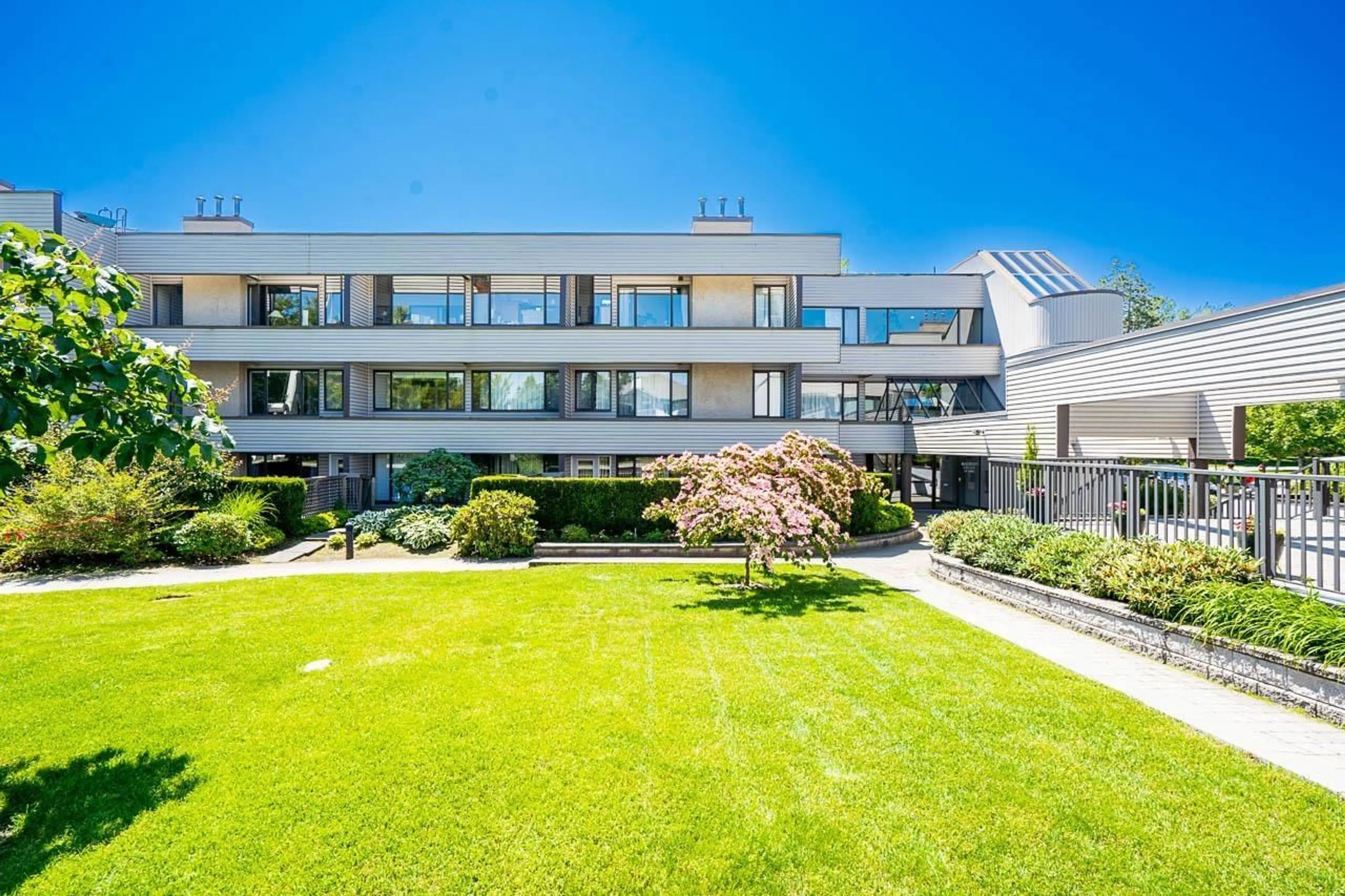 Patio, building for 305 - 15313 19 AVENUE, Surrey British Columbia V4A1X6