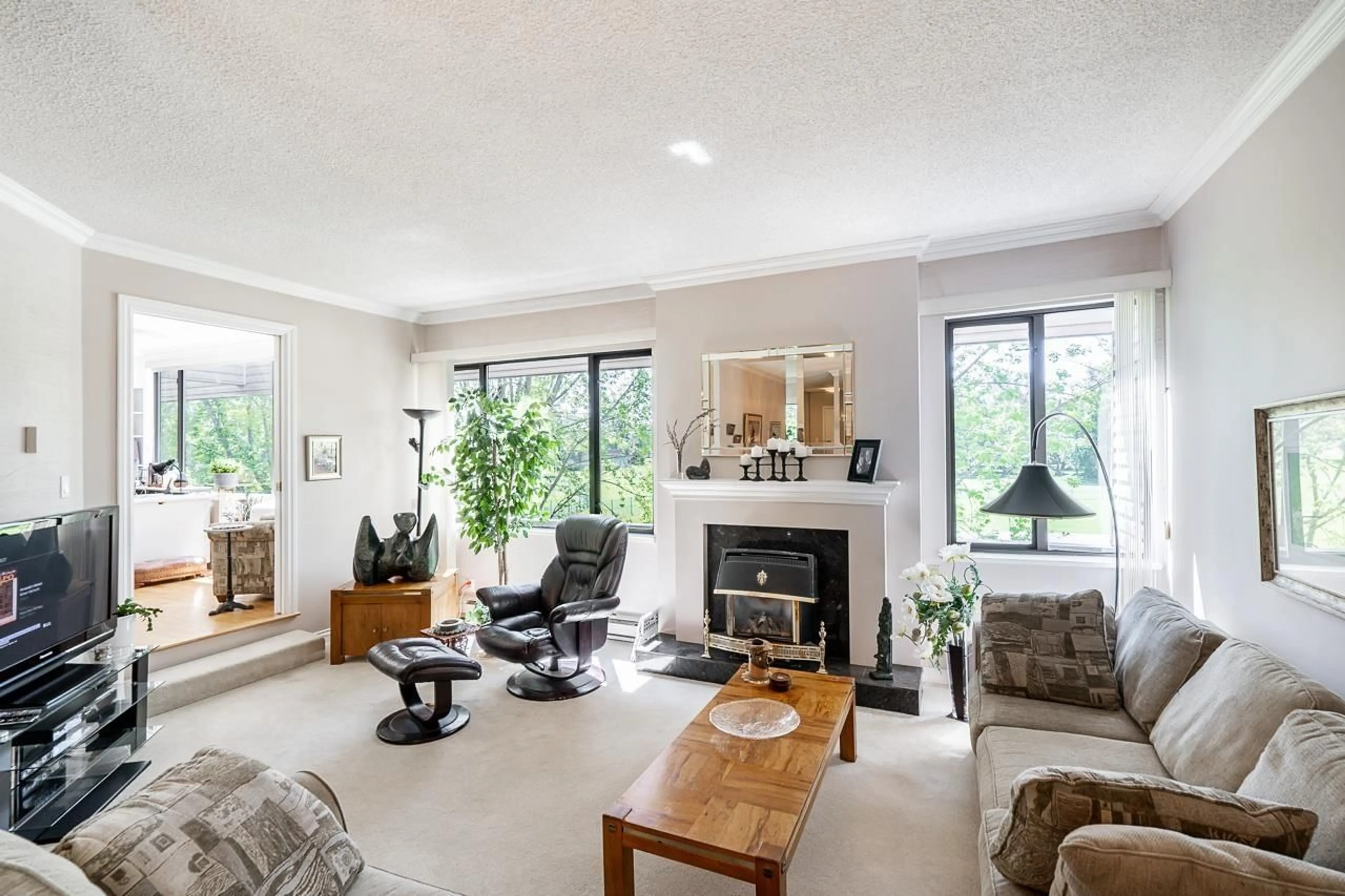 Living room with furniture, unknown for 305 - 15313 19 AVENUE, Surrey British Columbia V4A1X6