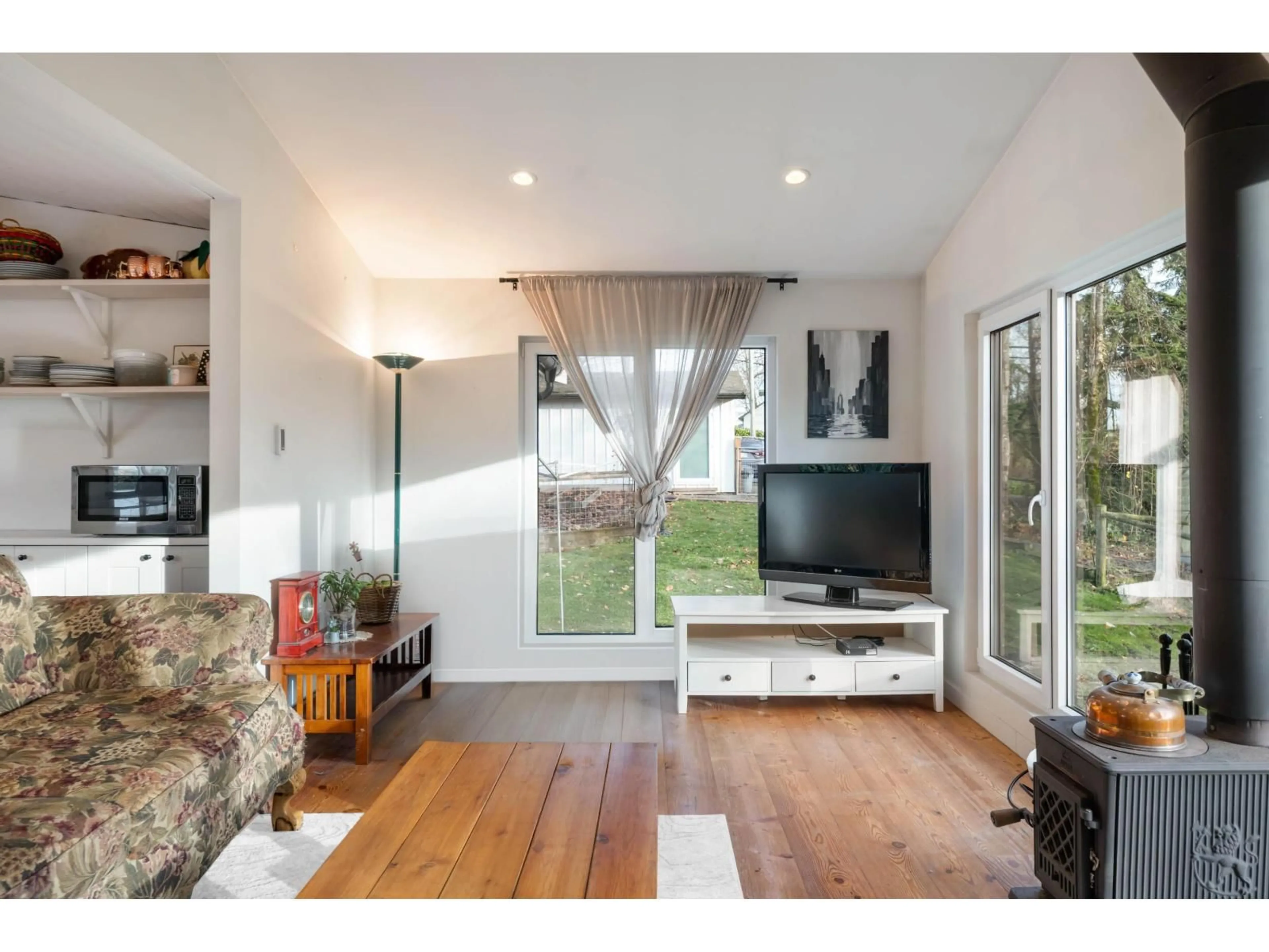 Living room with furniture, wood/laminate floor for 6271 272 STREET, Langley British Columbia V4W1P6