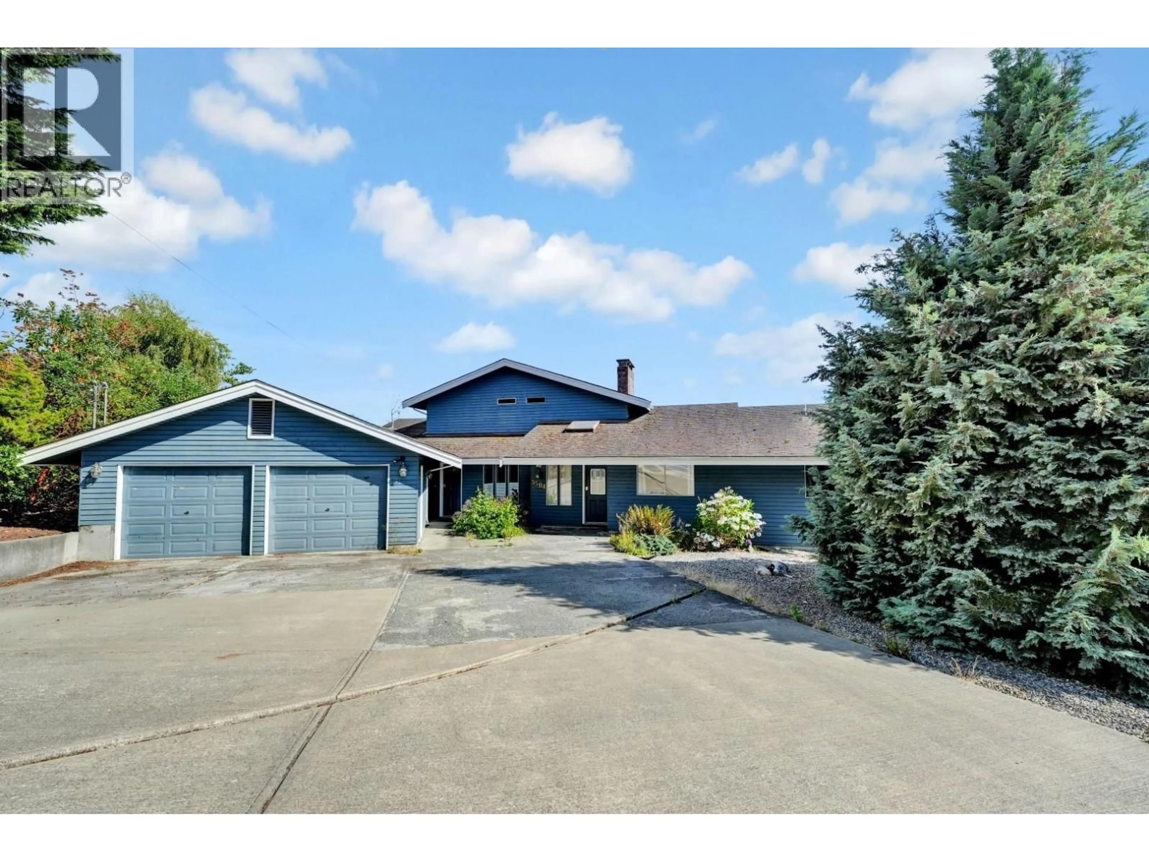 A pic from outside/outdoor area/front of a property/back of a property/a pic from drone, street for 5504 DERBY ROAD, Sechelt British Columbia V7Z0M2