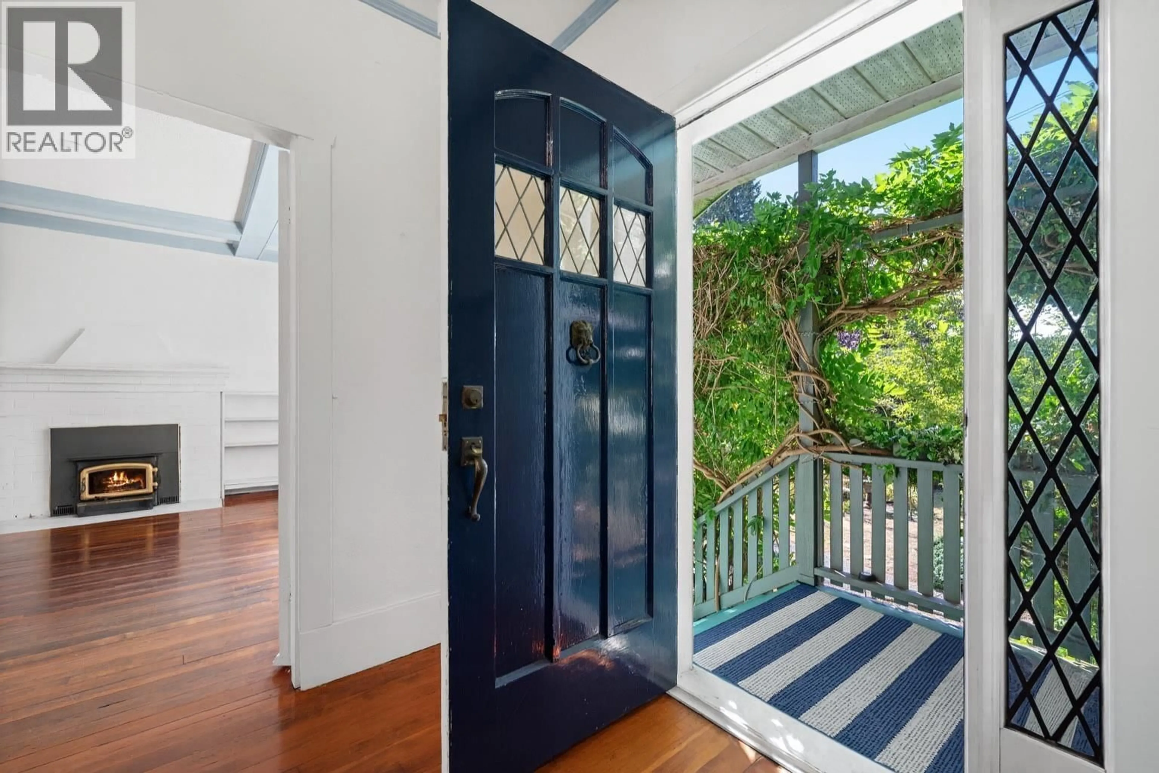 Indoor entryway for 1376 11TH STREET, West Vancouver British Columbia V7T2M9