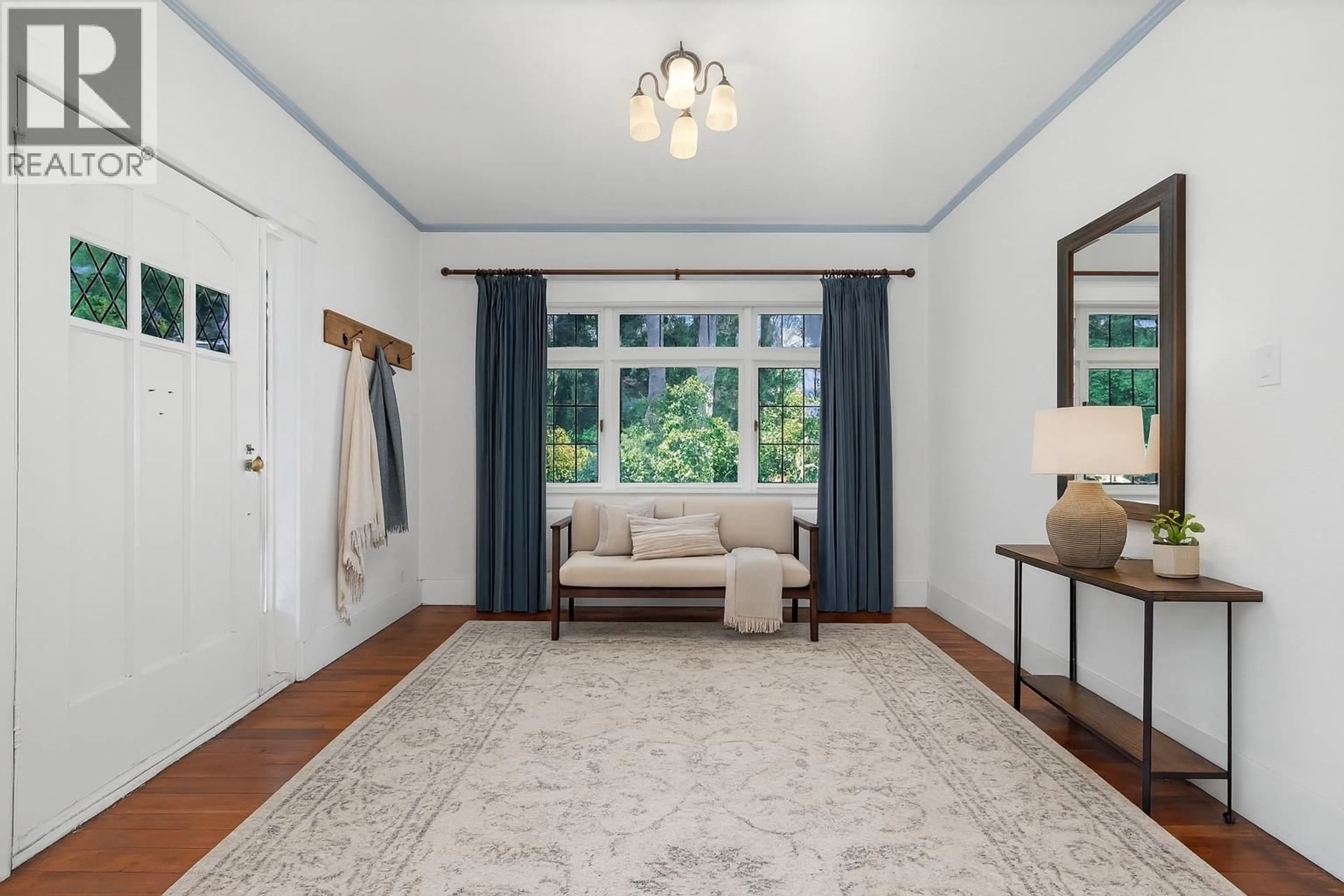 Indoor entryway for 1376 11TH STREET, West Vancouver British Columbia V7T2M9