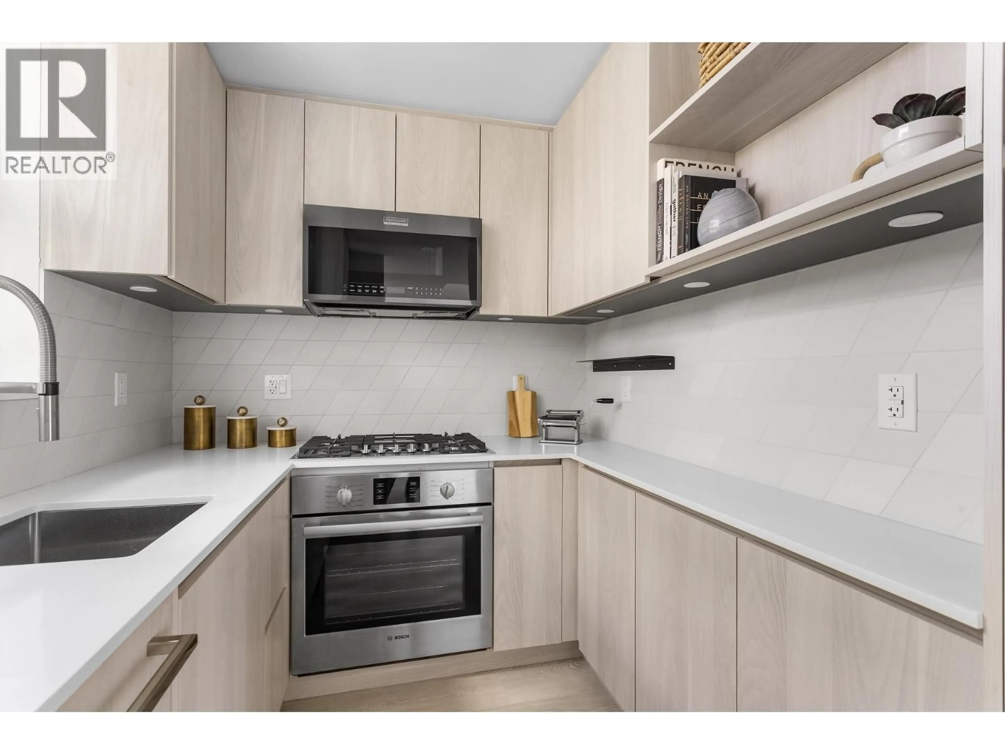 Standard kitchen, unknown for 3249 CLIVE AVENUE, Vancouver British Columbia V5R4V3