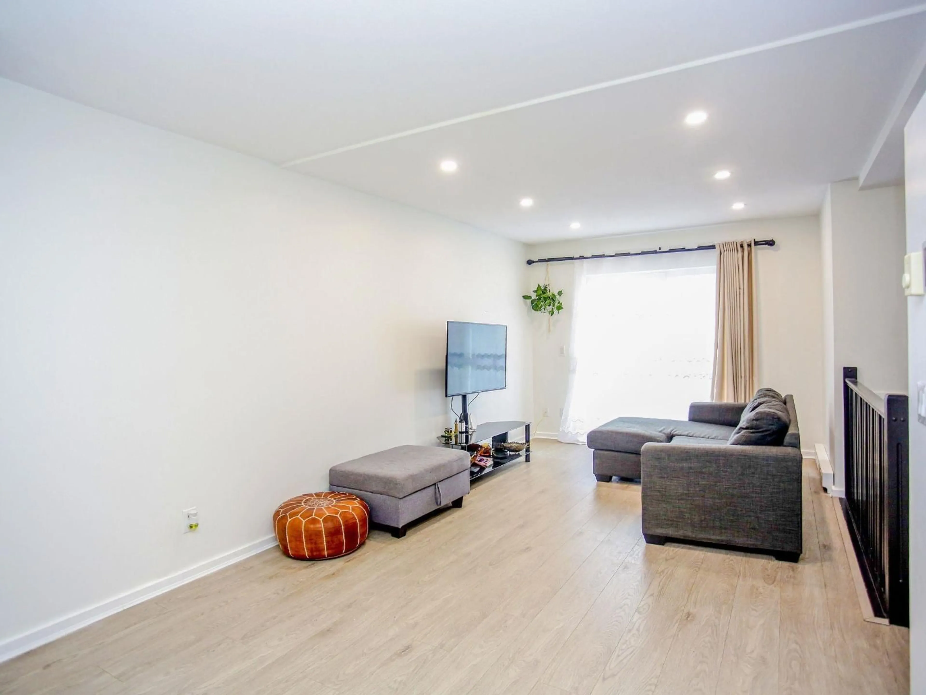 Living room with furniture, wood/laminate floor for 162 - 15236 36 AVENUE, Surrey British Columbia V3Z2B3