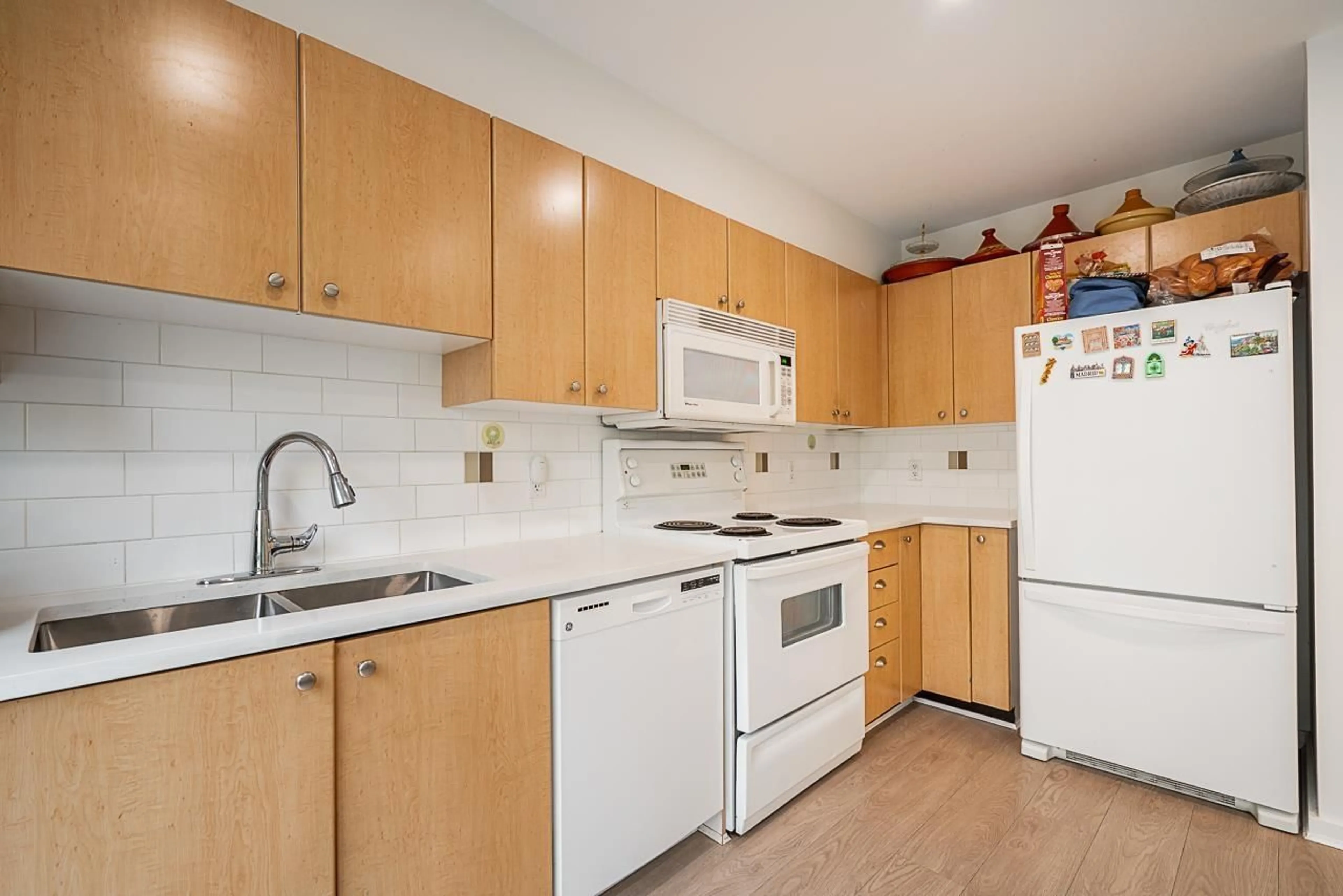 Standard kitchen, unknown for 162 - 15236 36 AVENUE, Surrey British Columbia V3Z2B3