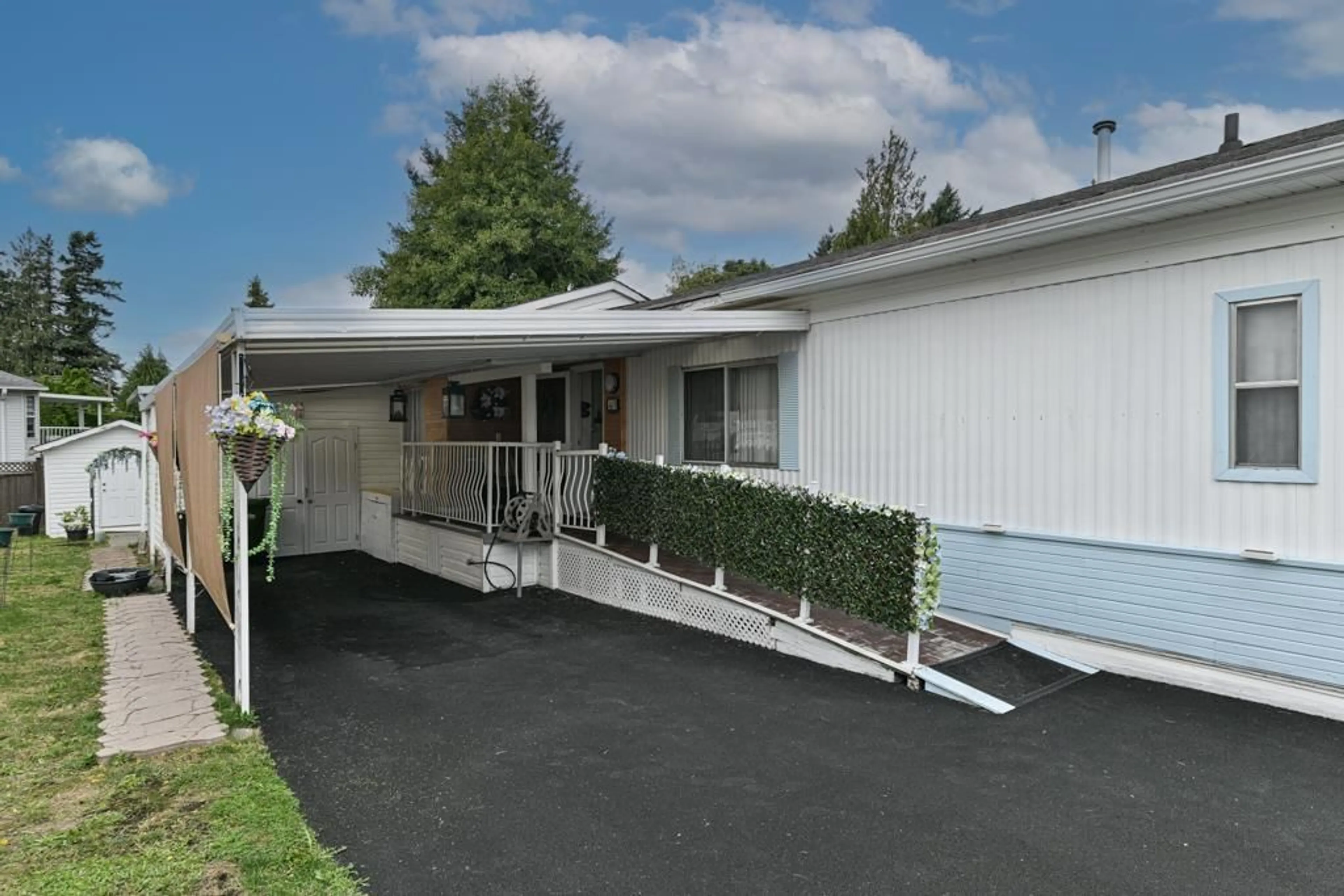 Home with vinyl exterior material, street for 43 - 2035 MARTENS STREET, Abbotsford British Columbia V2T6M4