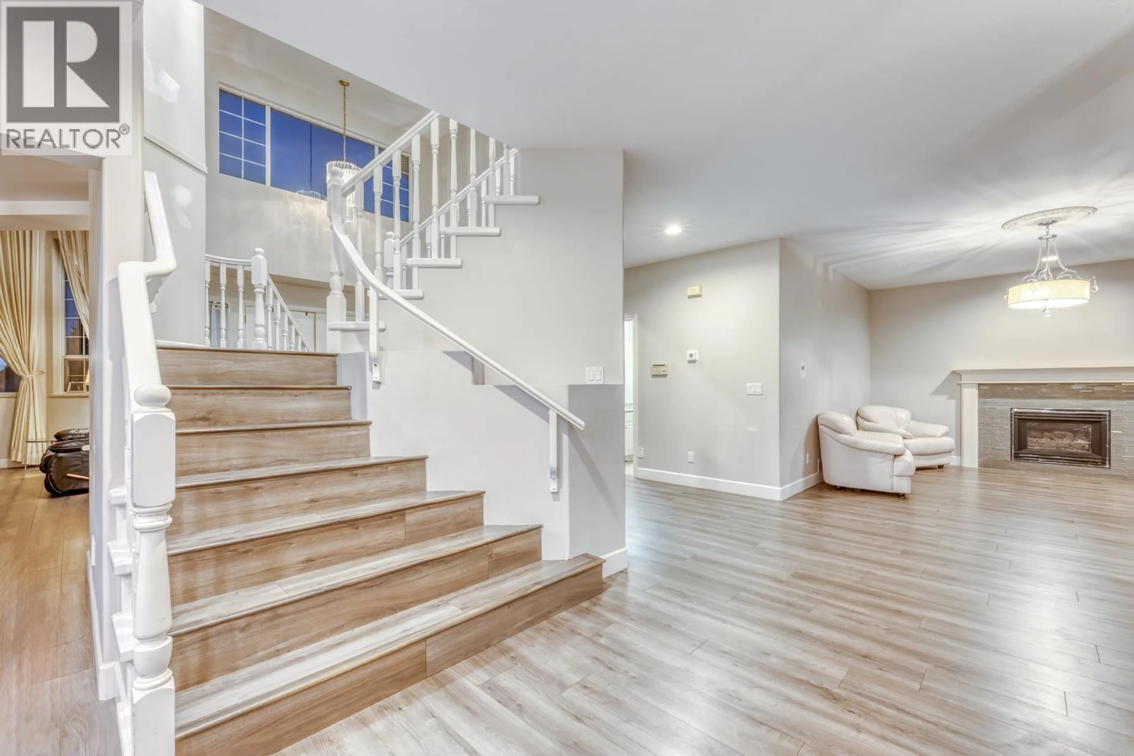 Stairs for 3095 CARDINAL CRESCENT, Coquitlam British Columbia V3E3C4