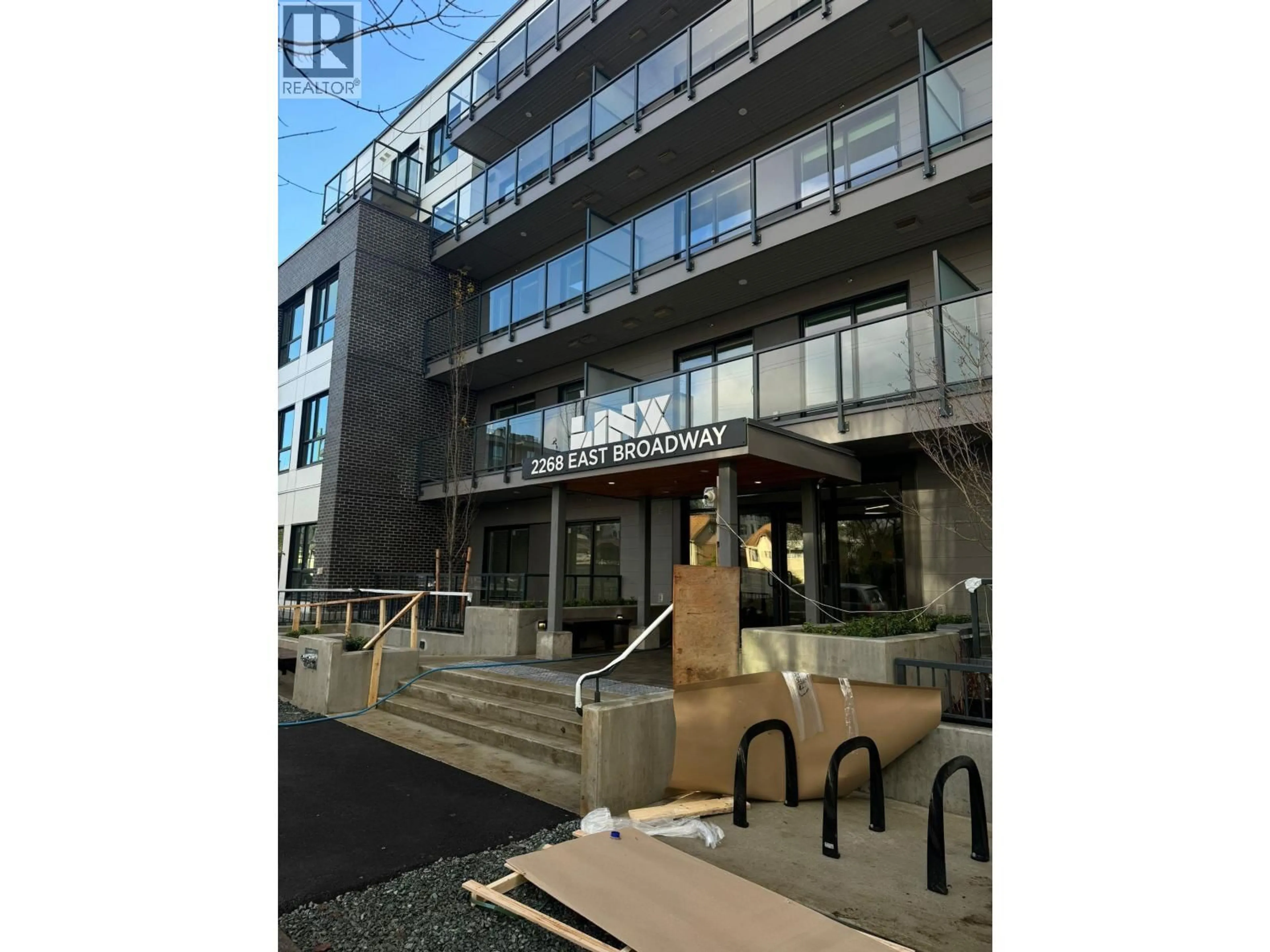 Indoor foyer for 504 - 2268 BROADWAY STREET, Vancouver British Columbia V5N1W9