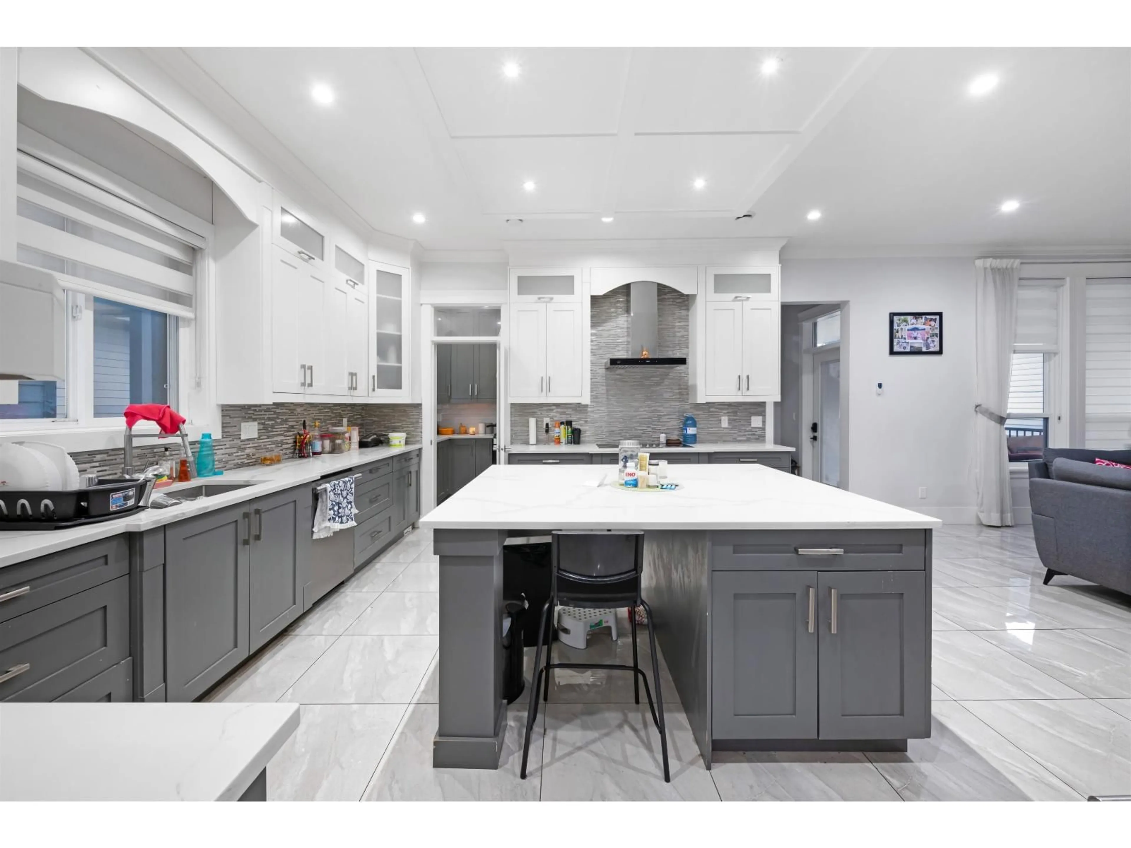 Contemporary kitchen, ceramic/tile floor for 6637 121A STREET, Surrey British Columbia V3W0H8