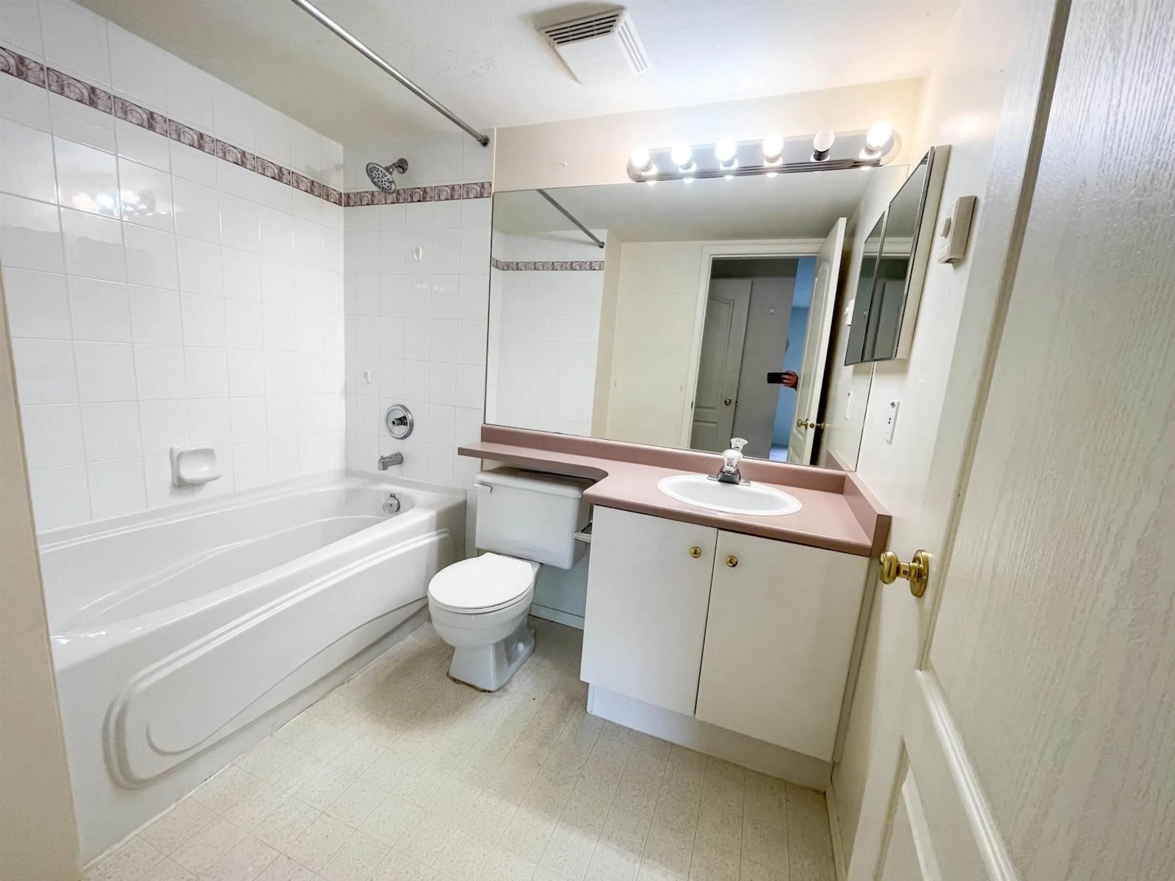 Standard bathroom, unknown for 308 - 10128 132 STREET, Surrey British Columbia V3T3T5