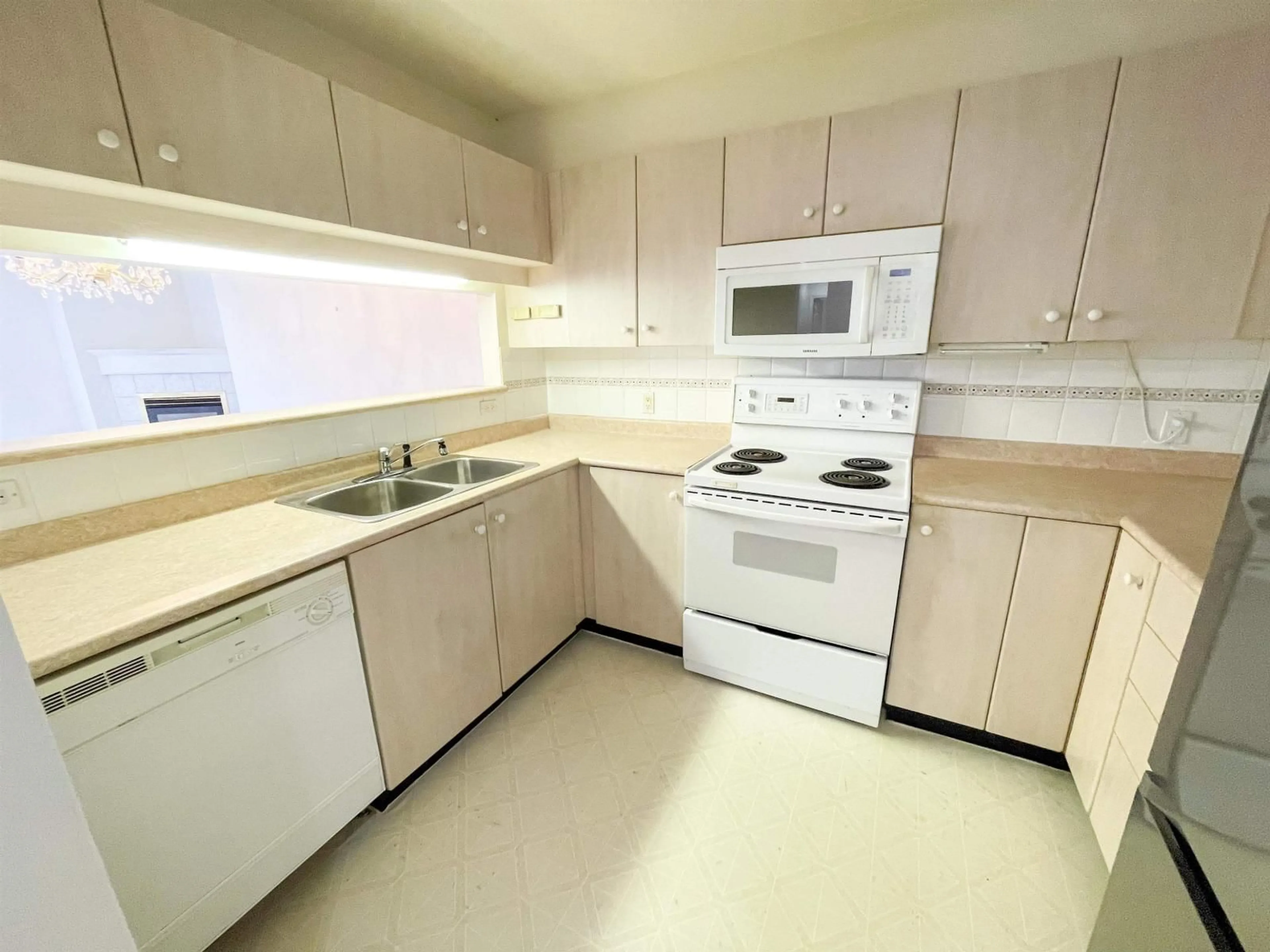 Standard kitchen, unknown for 308 - 10128 132 STREET, Surrey British Columbia V3T3T5