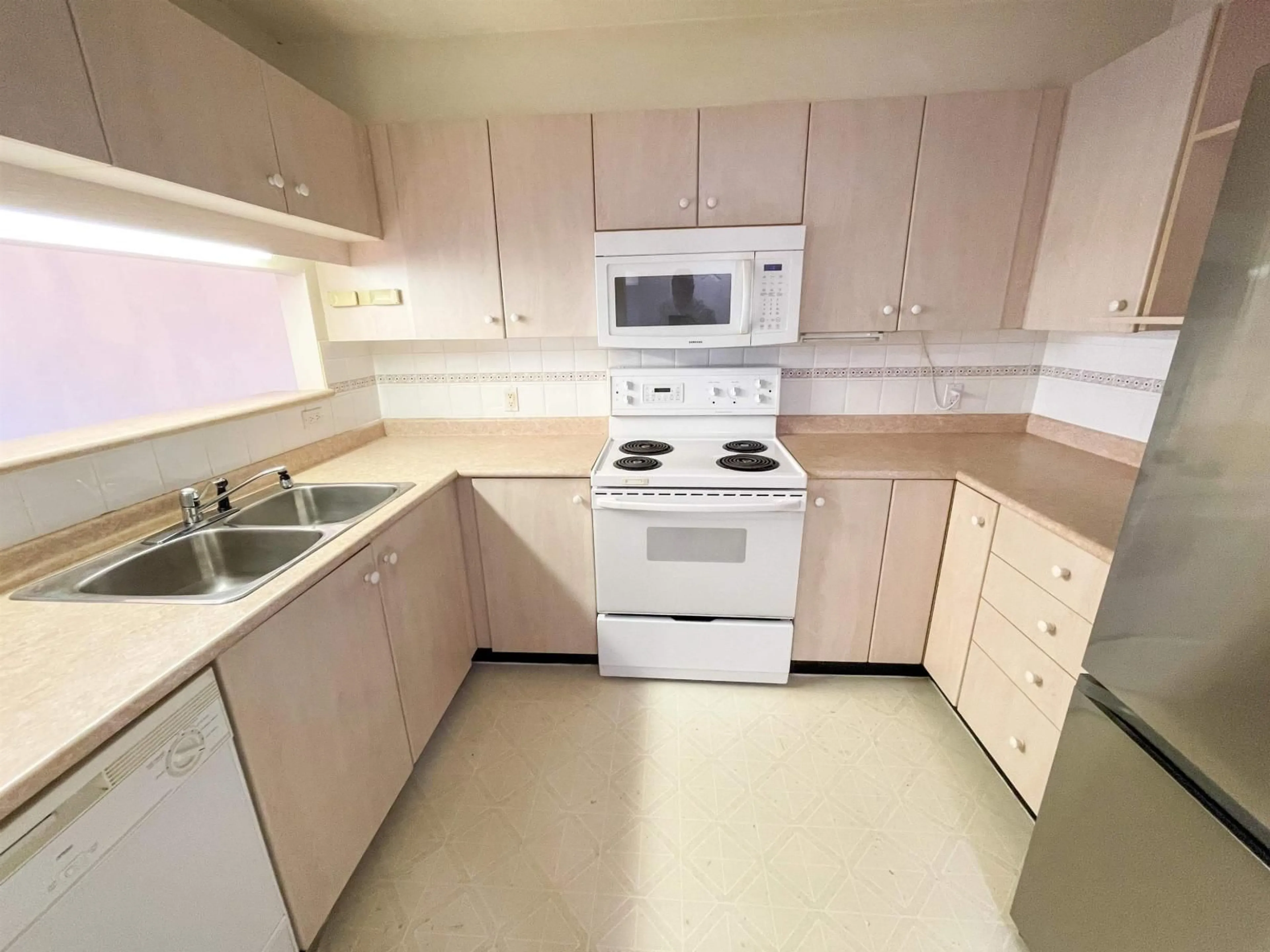 Standard kitchen, unknown for 308 - 10128 132 STREET, Surrey British Columbia V3T3T5