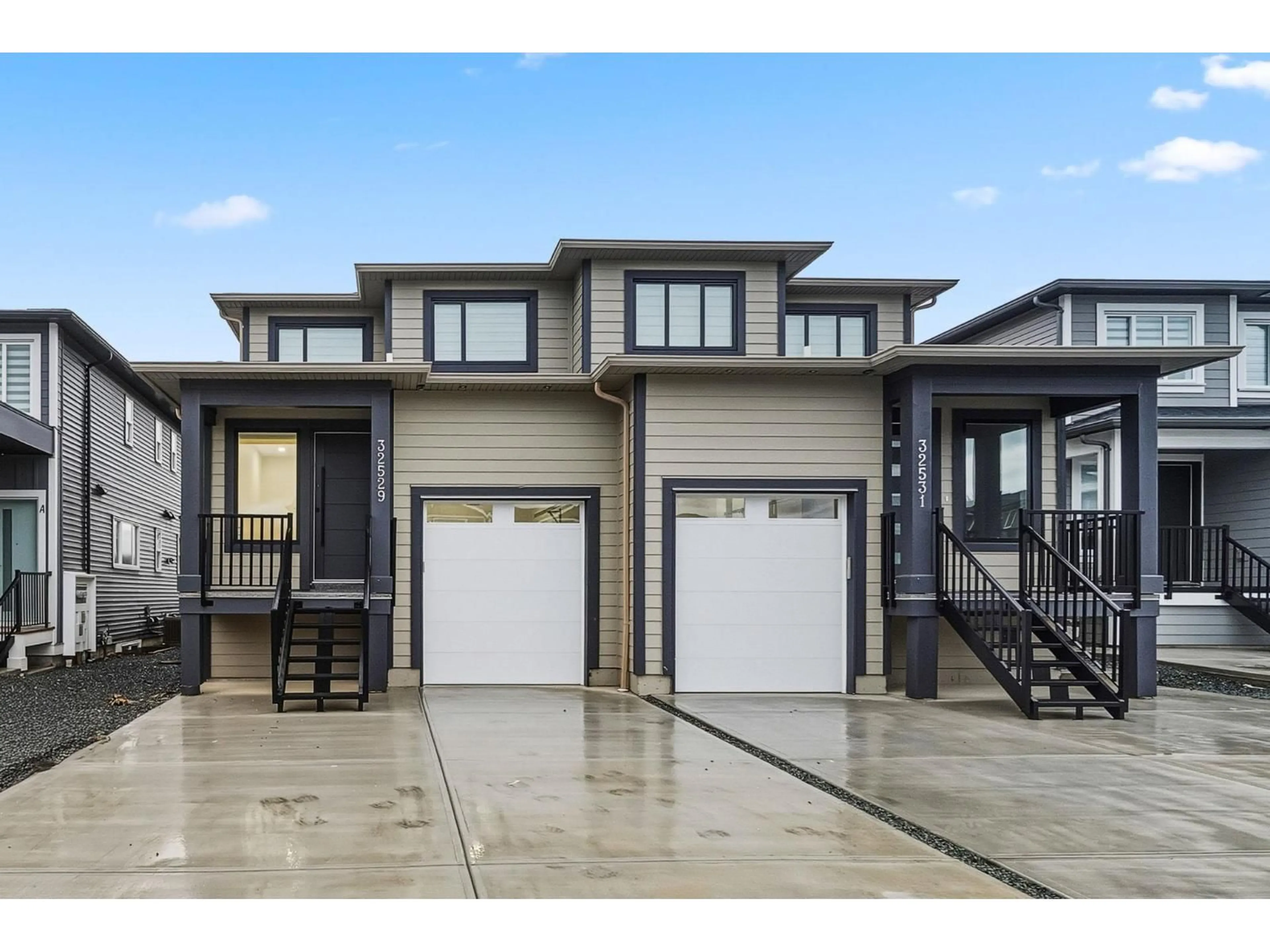 Home with vinyl exterior material, street for 32529 HIGGINBOTTOM COURT, Mission British Columbia V2V2T7