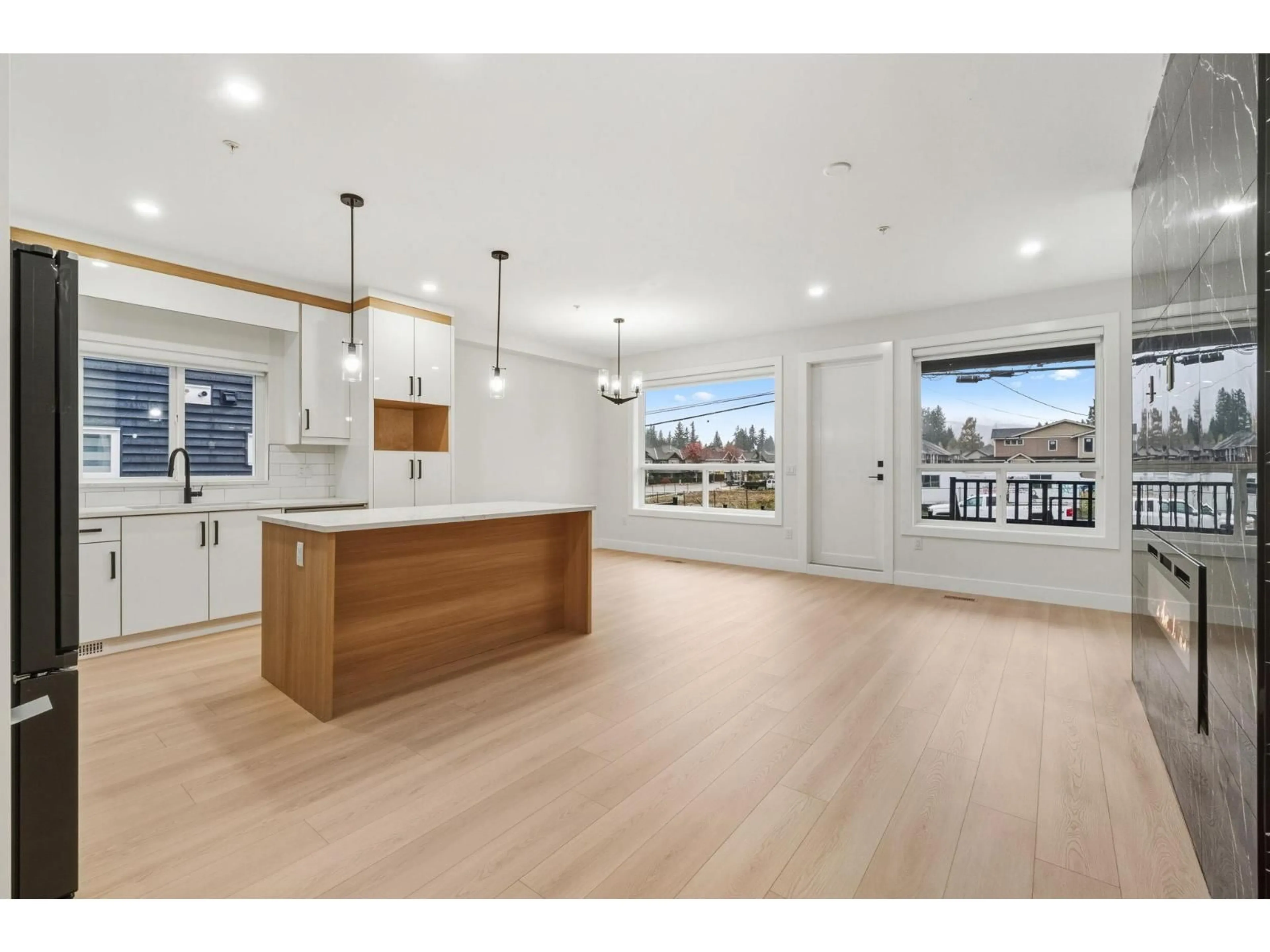 Open concept kitchen, wood/laminate floor for 32529 HIGGINBOTTOM COURT, Mission British Columbia V2V2T7