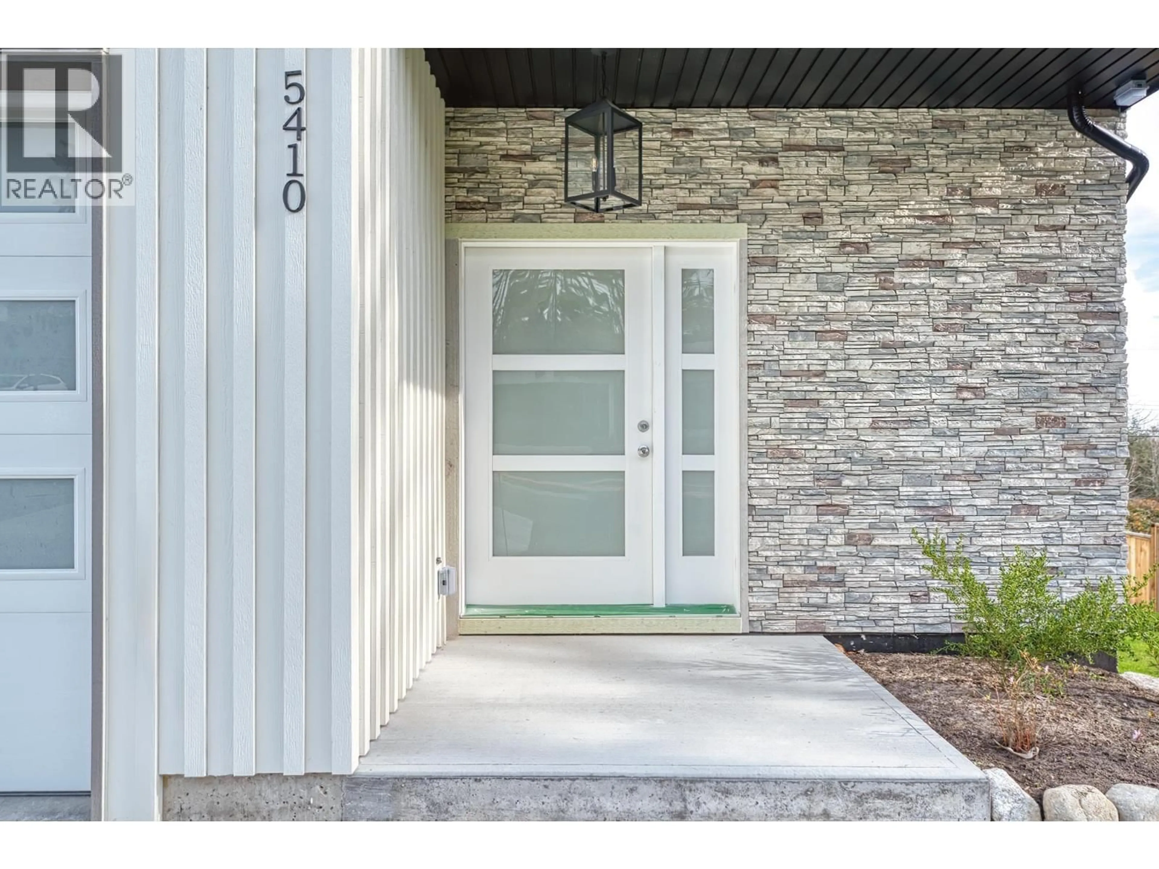 Indoor entryway for 5410 STELLAR WAY, Sechelt British Columbia V7Z0M3