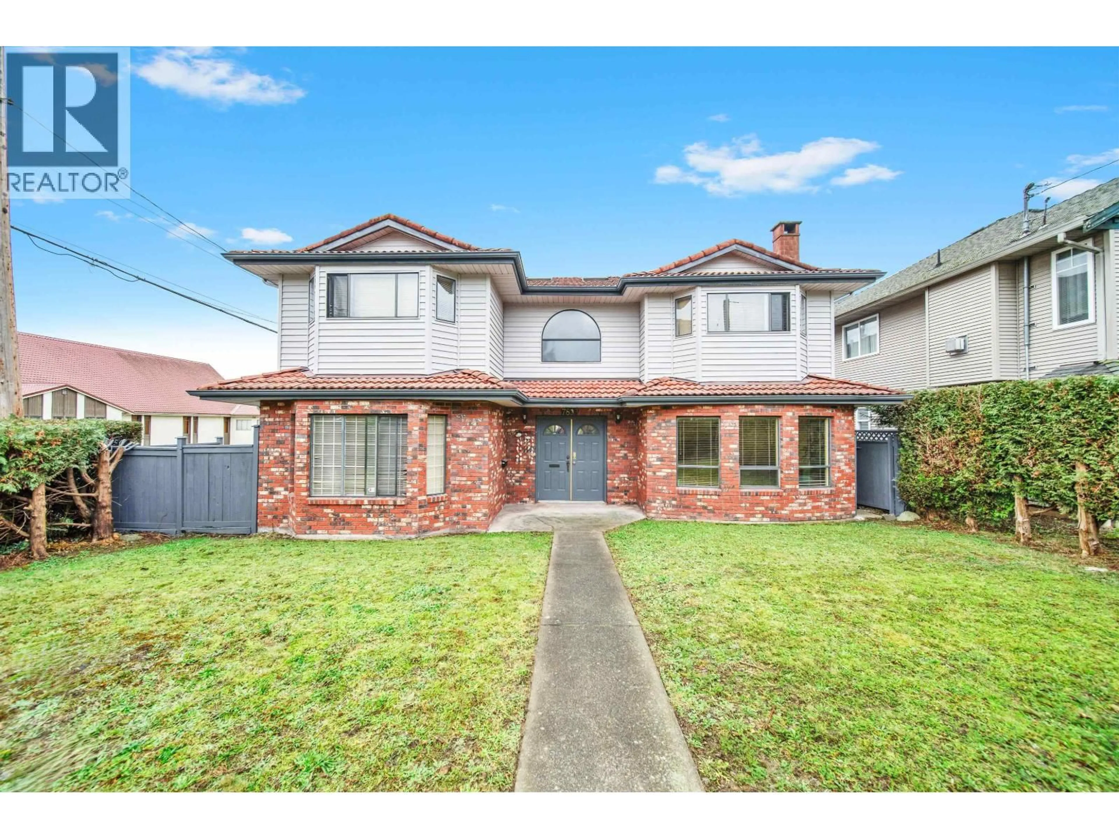 A pic from outside/outdoor area/front of a property/back of a property/a pic from drone, street for 7893 CUMBERLAND STREET, Burnaby British Columbia V3N3Y6