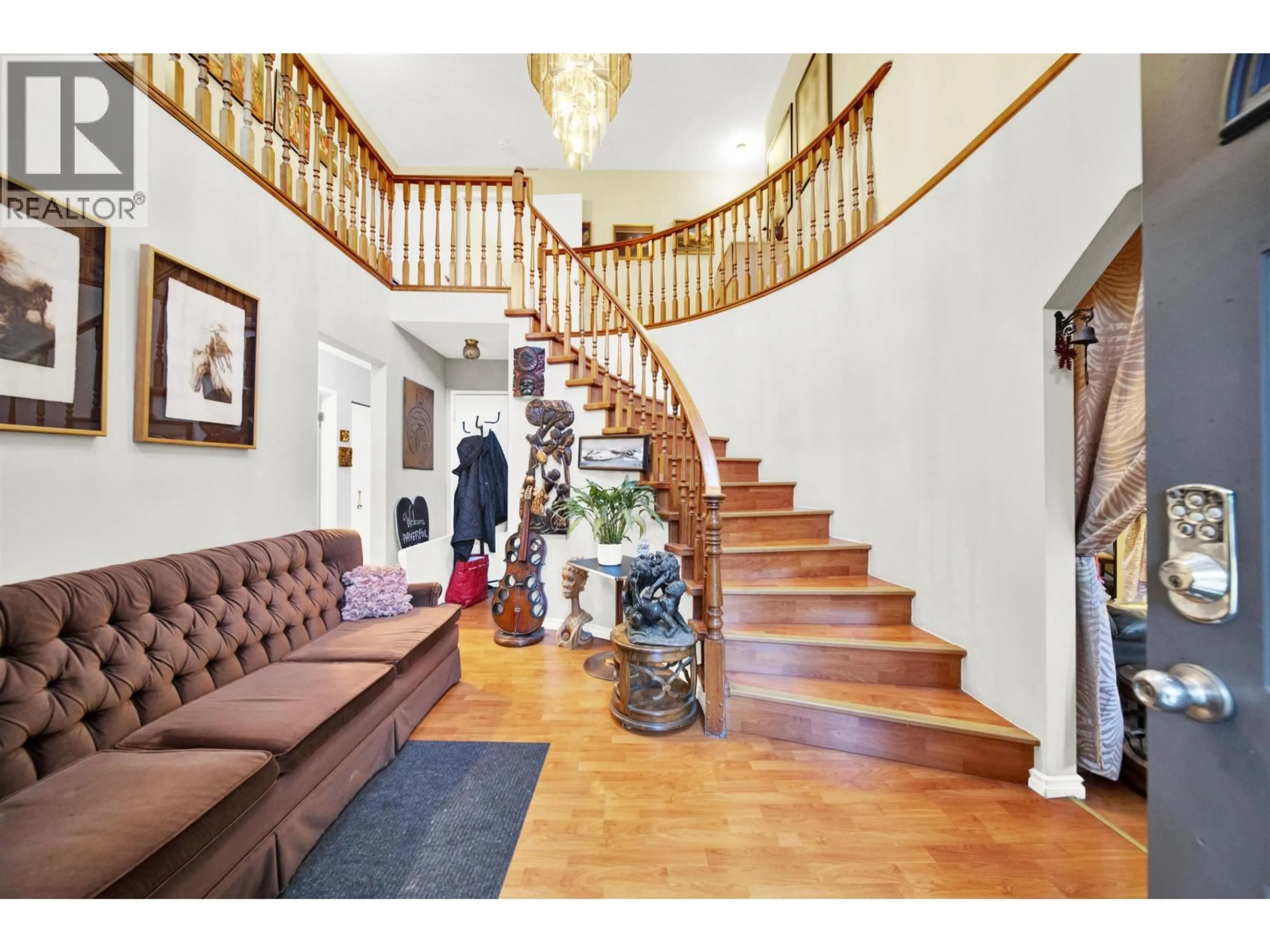 Indoor foyer for 7893 CUMBERLAND STREET, Burnaby British Columbia V3N3Y6