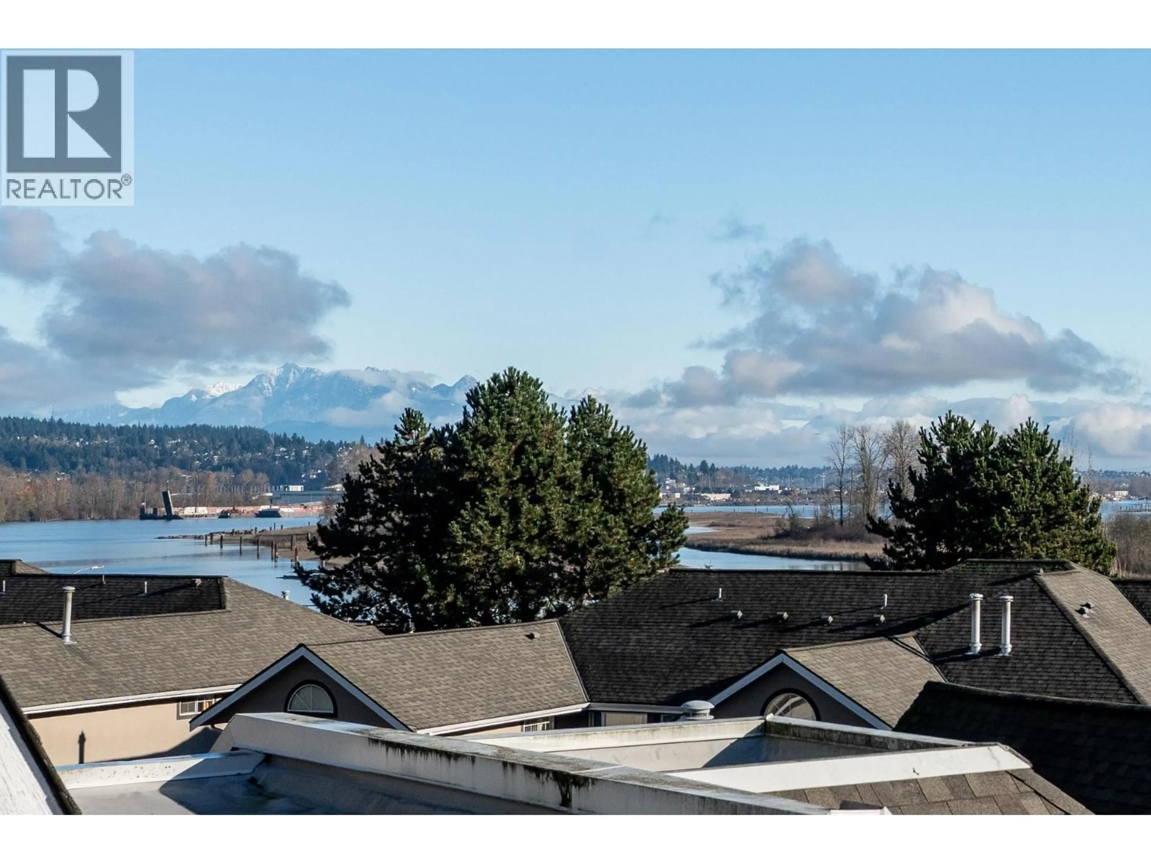 A pic from outside/outdoor area/front of a property/back of a property/a pic from drone, water/lake/river/ocean view for 401 - 25 RICHMOND STREET, New Westminster British Columbia V3L5P9