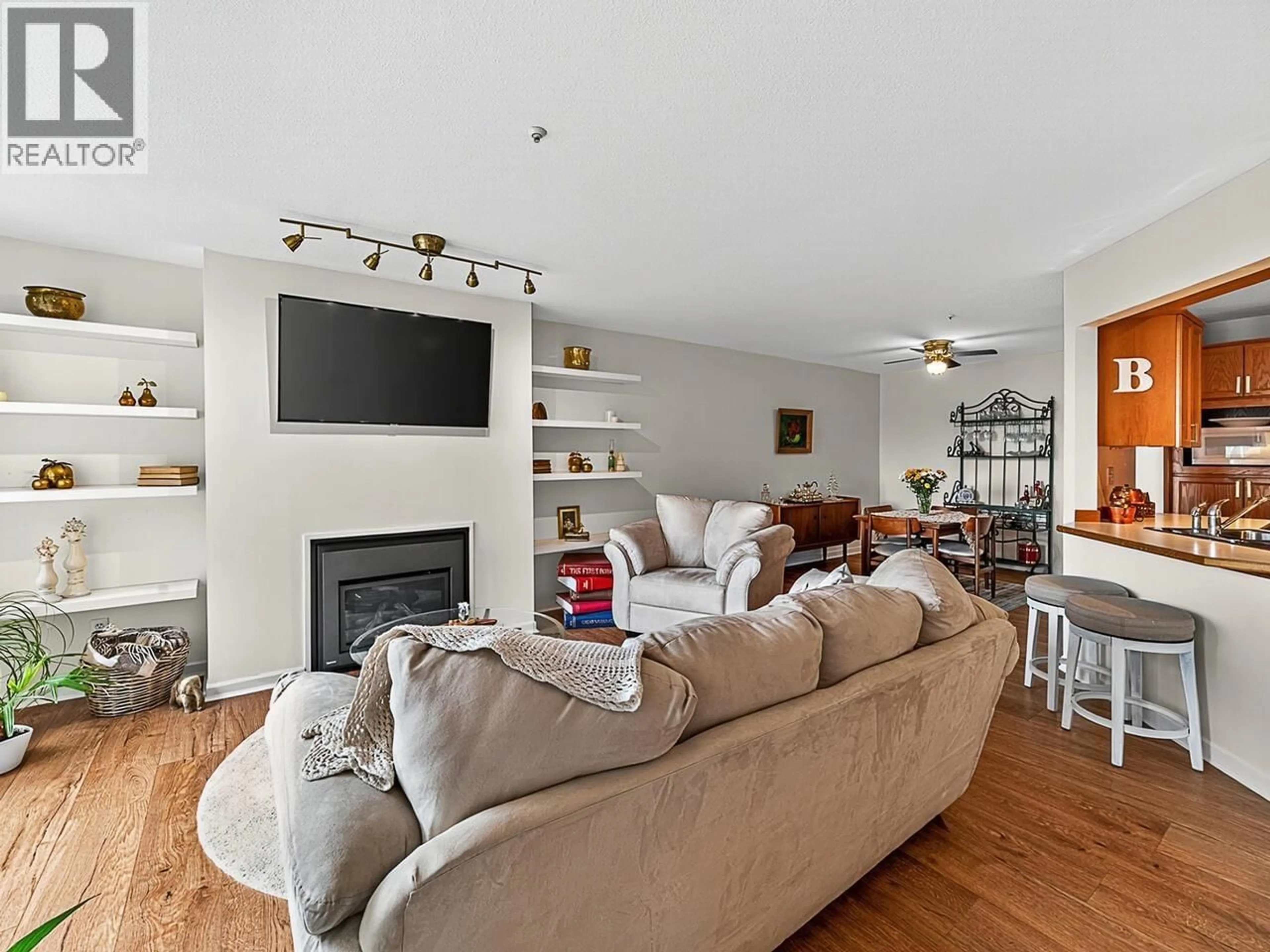 Living room with furniture, wood/laminate floor for 402 - 68 RICHMOND STREET, New Westminster British Columbia V3L5S2