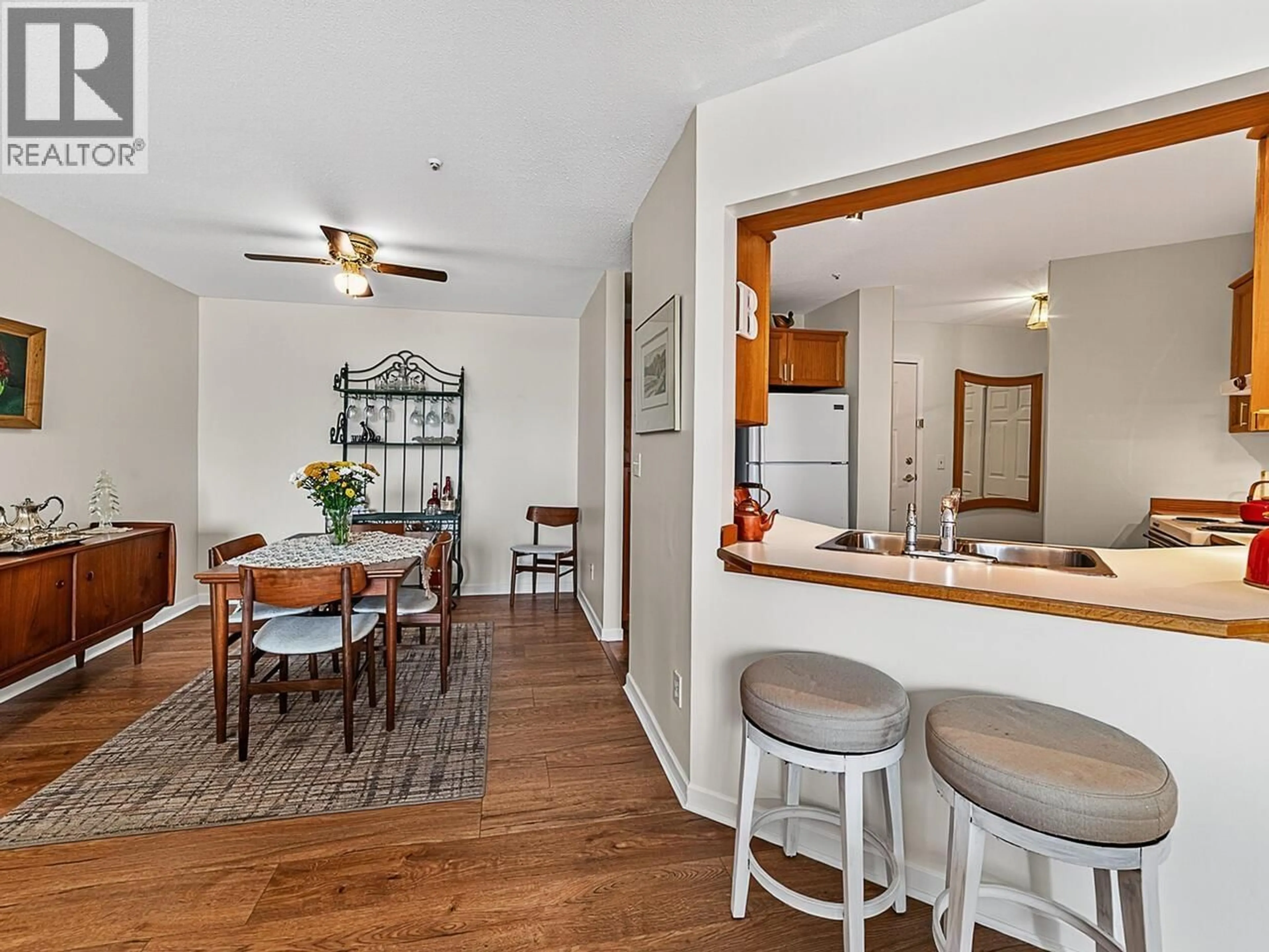 Open concept kitchen, wood/laminate floor for 402 - 68 RICHMOND STREET, New Westminster British Columbia V3L5S2