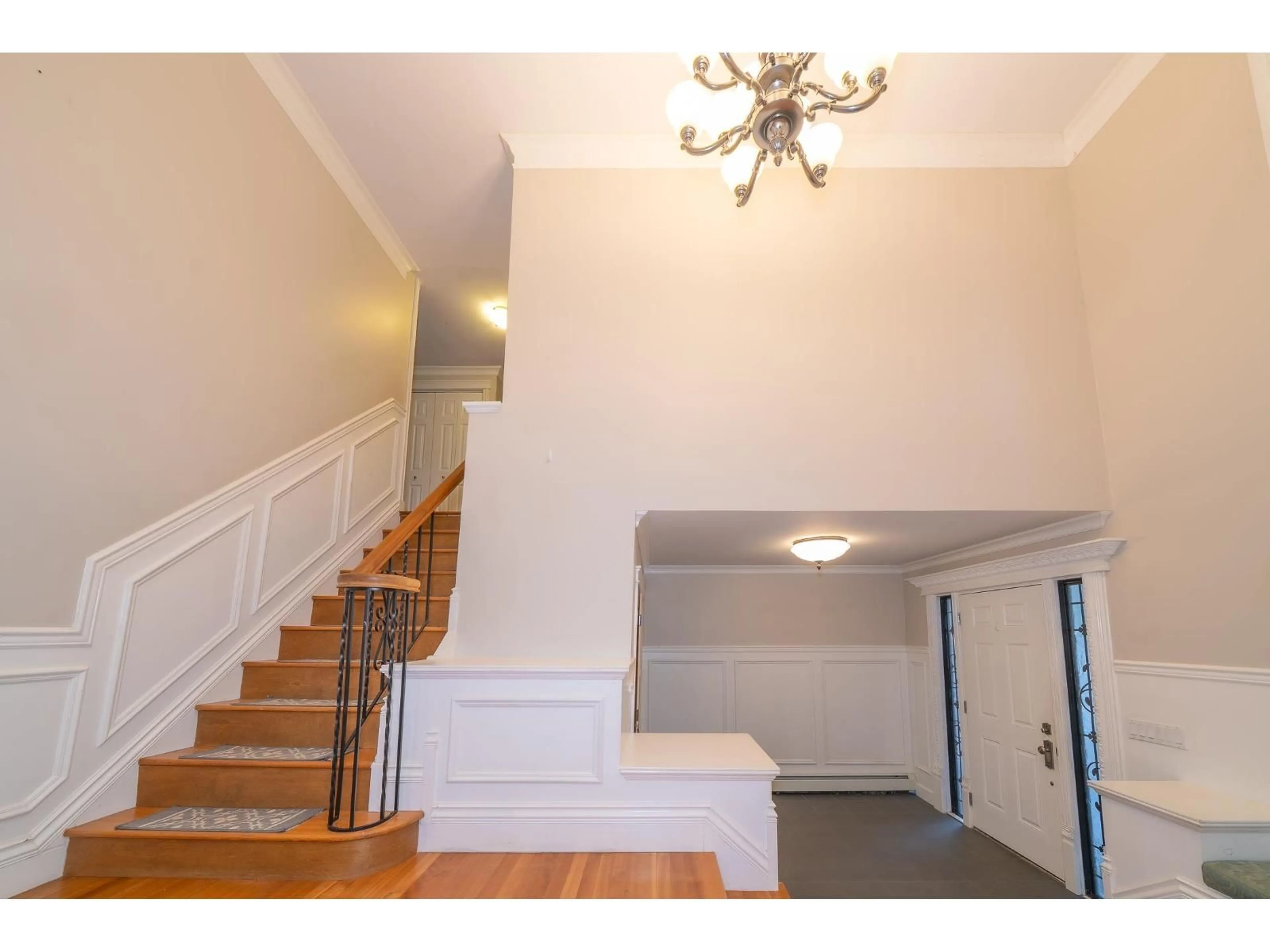 Indoor foyer for 1949 134 STREET, Surrey British Columbia V4A4C5