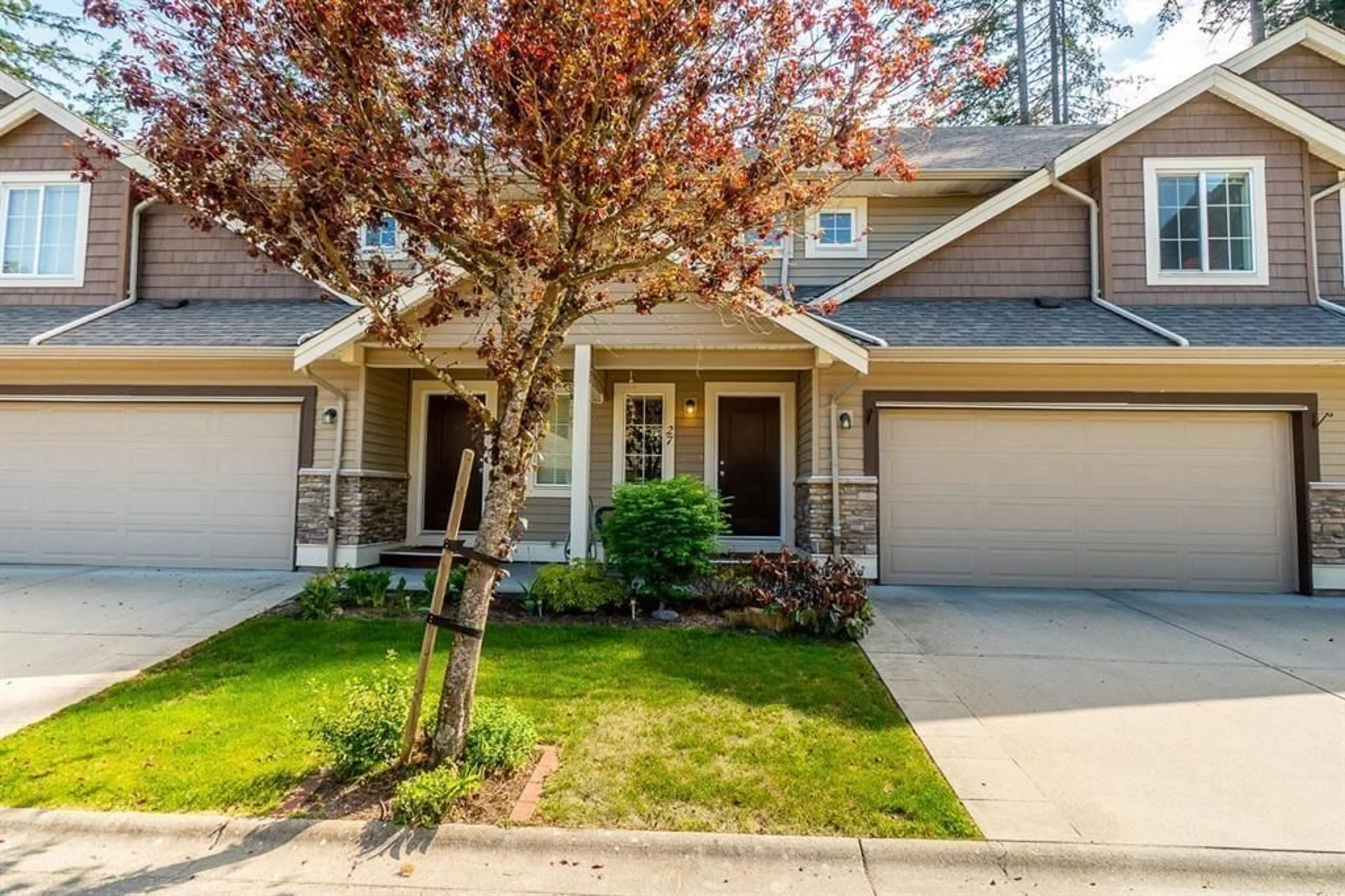 Home with vinyl exterior material, street for 27 - 1175 7TH AVENUE, Hope British Columbia V0X1L4