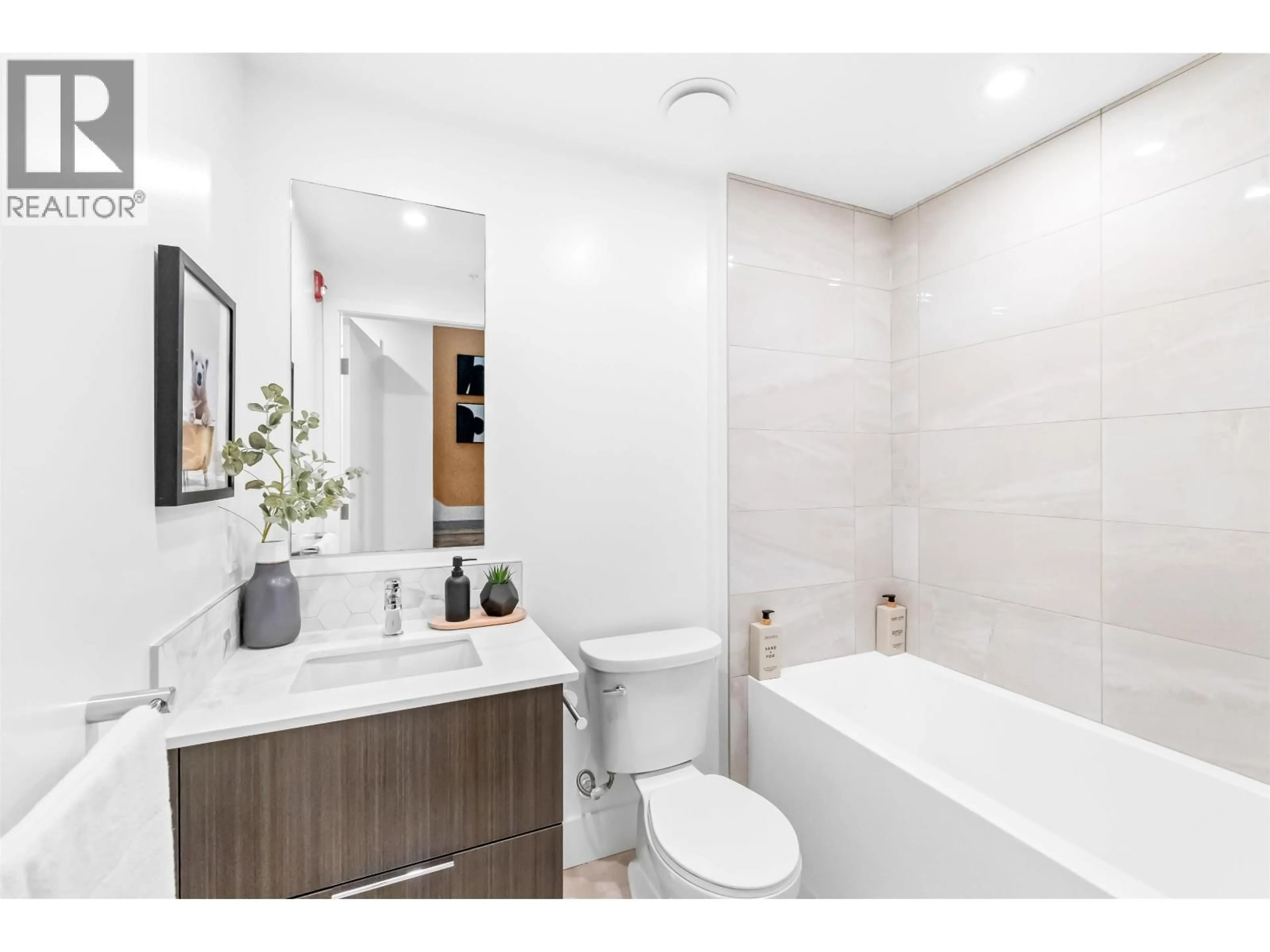 Standard bathroom, ceramic/tile floor for 308 - 2250 1ST AVENUE, Vancouver British Columbia V5N1B6