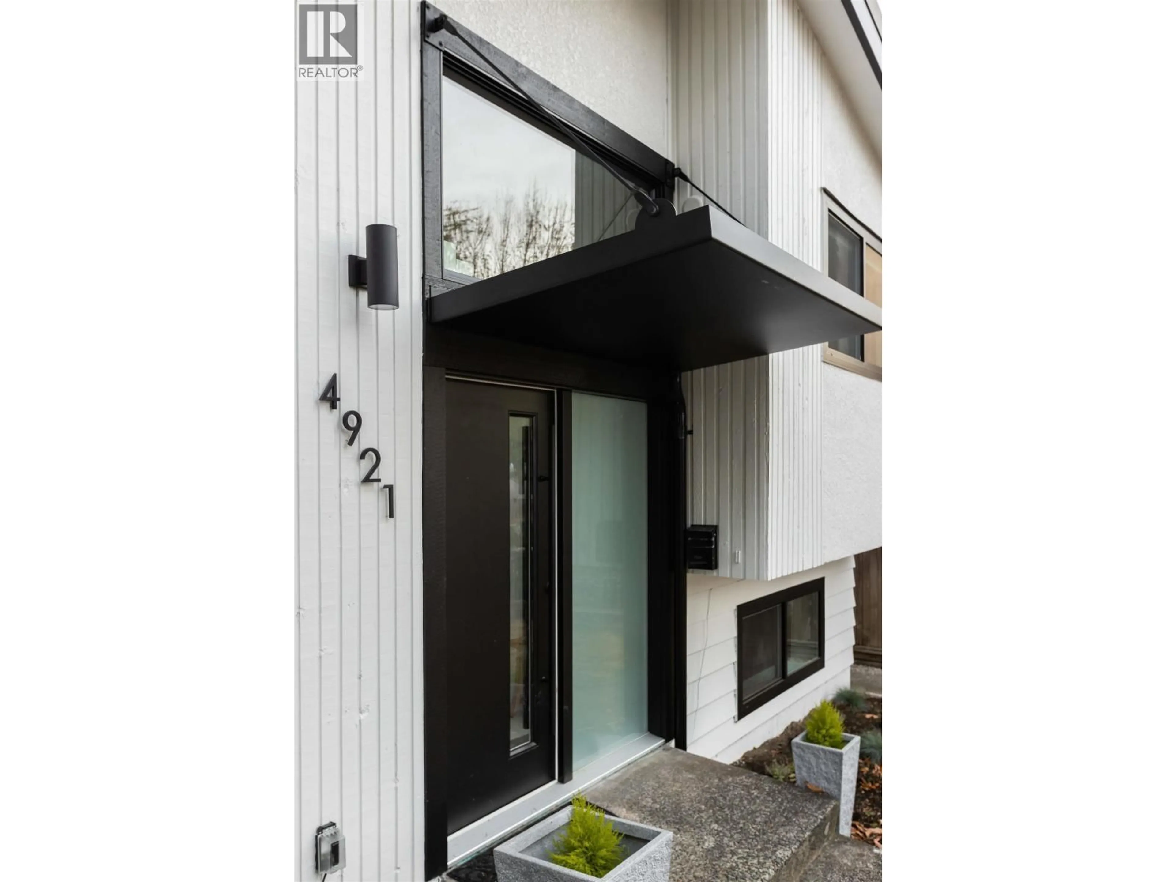 Indoor foyer for 4921 CHESTER STREET, Vancouver British Columbia V5W3A7