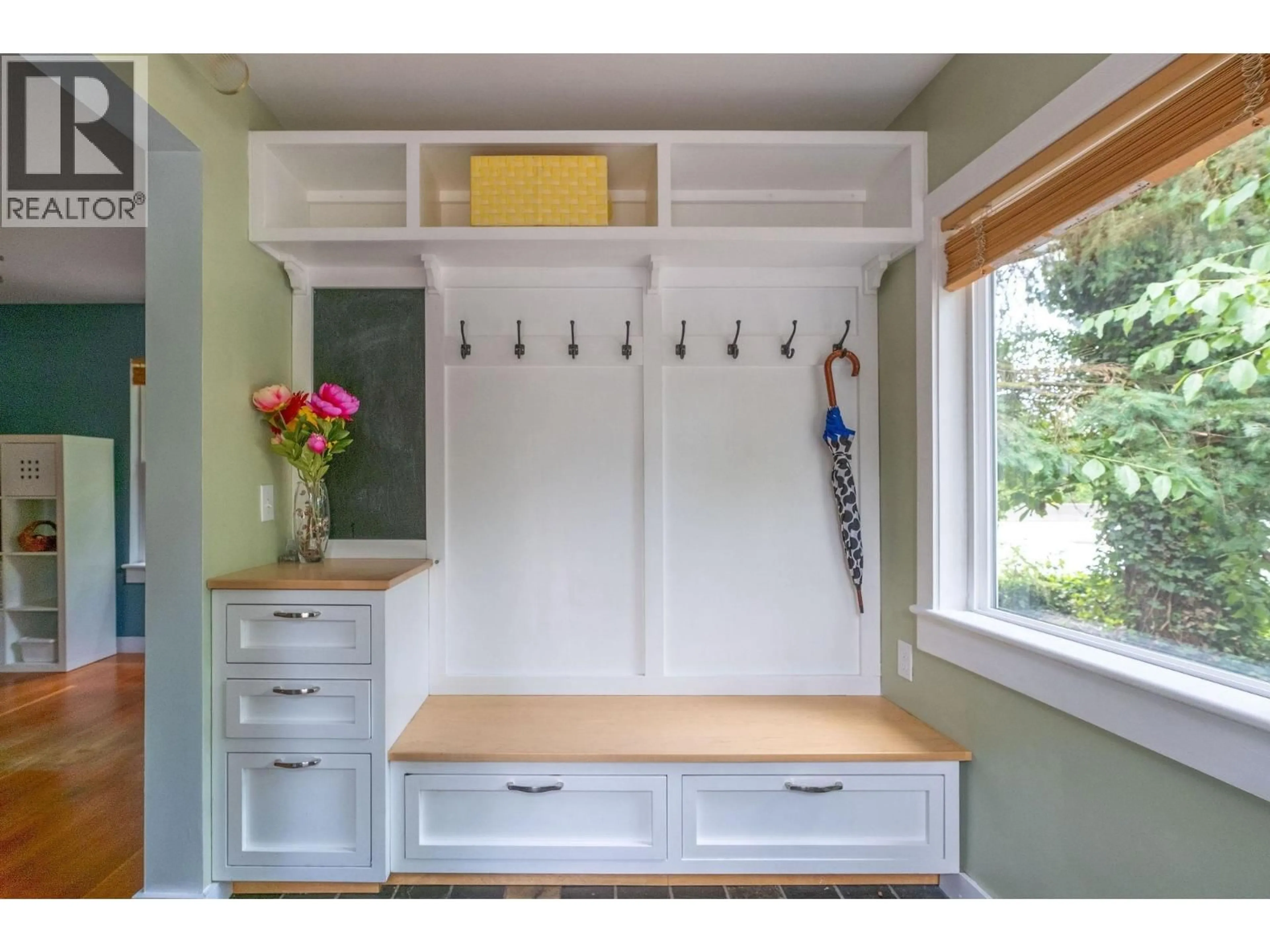 Indoor entryway for 1075 GLADWIN DRIVE, North Vancouver British Columbia V7R1A1