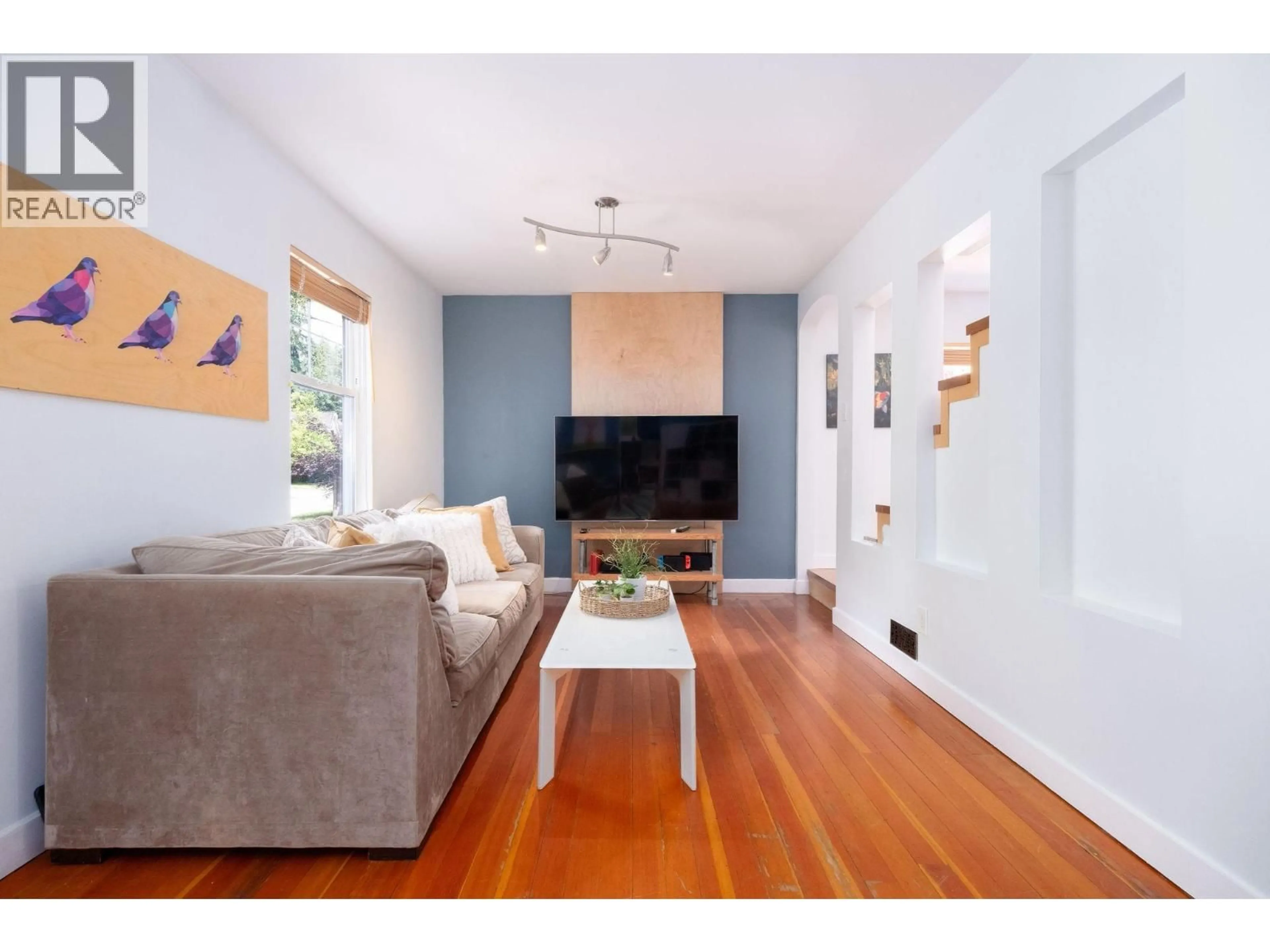 Living room with furniture, wood/laminate floor for 1075 GLADWIN DRIVE, North Vancouver British Columbia V7R1A1