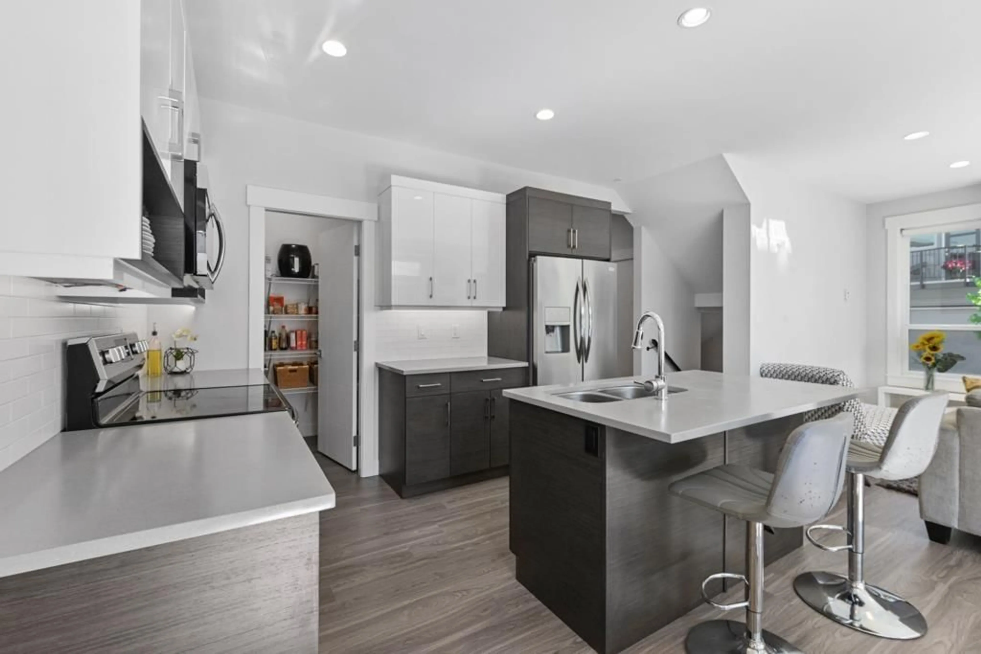 Contemporary kitchen, ceramic/tile floor for 8 - 43680 CHILLIWACK MOUNTAIN ROAD, Chilliwack British Columbia V2R6A6