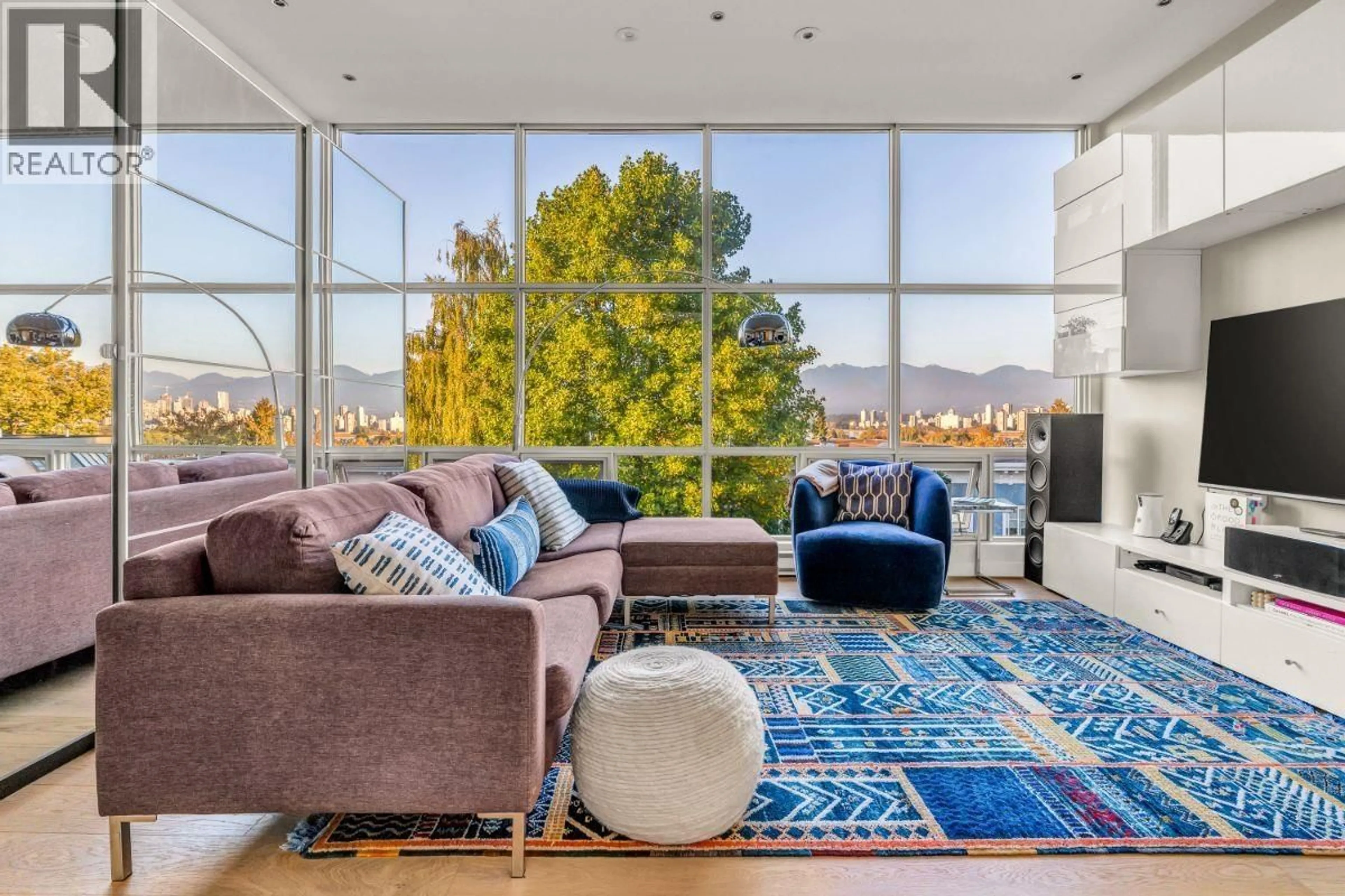 Living room with furniture, carpet floor for 402 - 2216 3RD AVENUE, Vancouver British Columbia V6K1L4