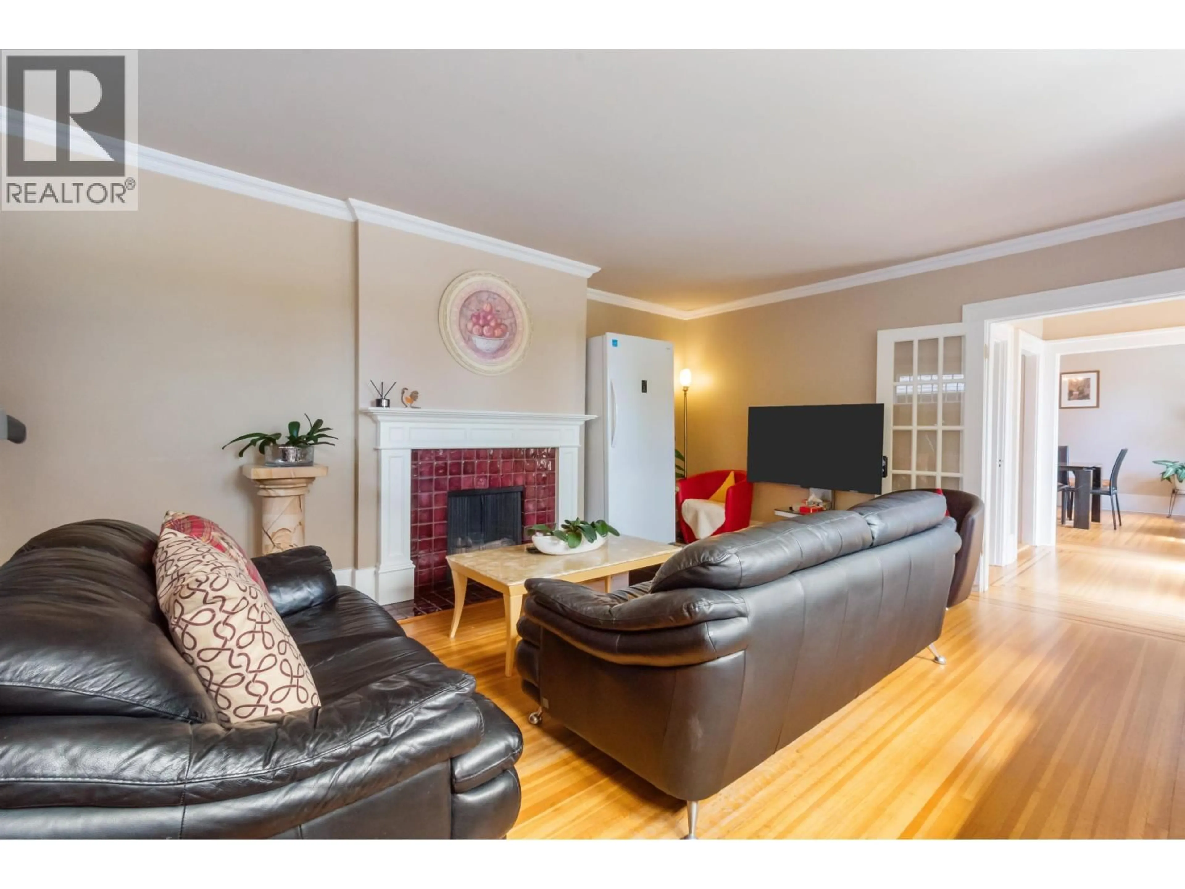 Living room with furniture, wood/laminate floor for 1945 45TH AVENUE, Vancouver British Columbia V6M2H7