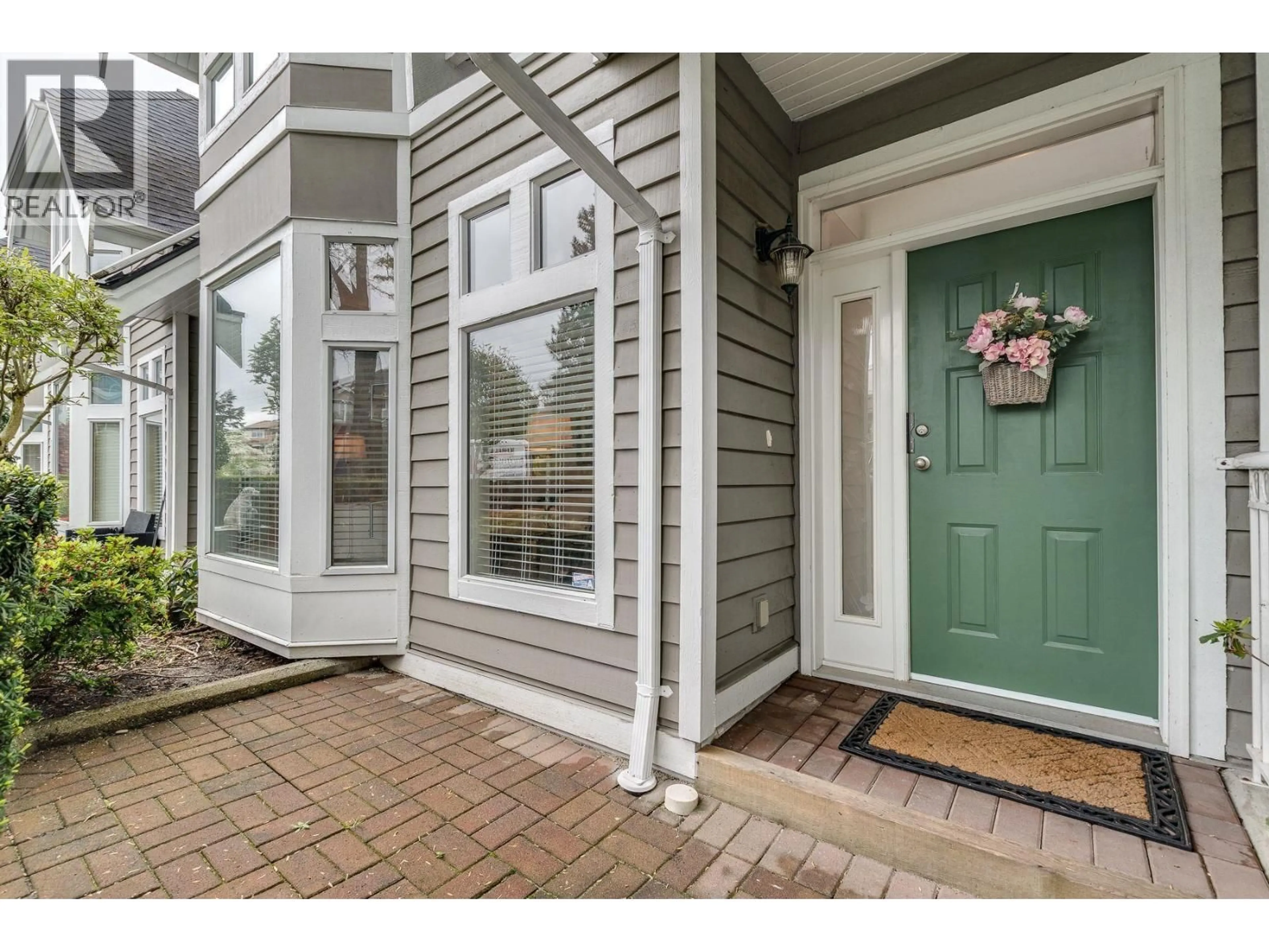 Indoor entryway for 4 - 233 6TH STREET, North Vancouver British Columbia V7L1P4