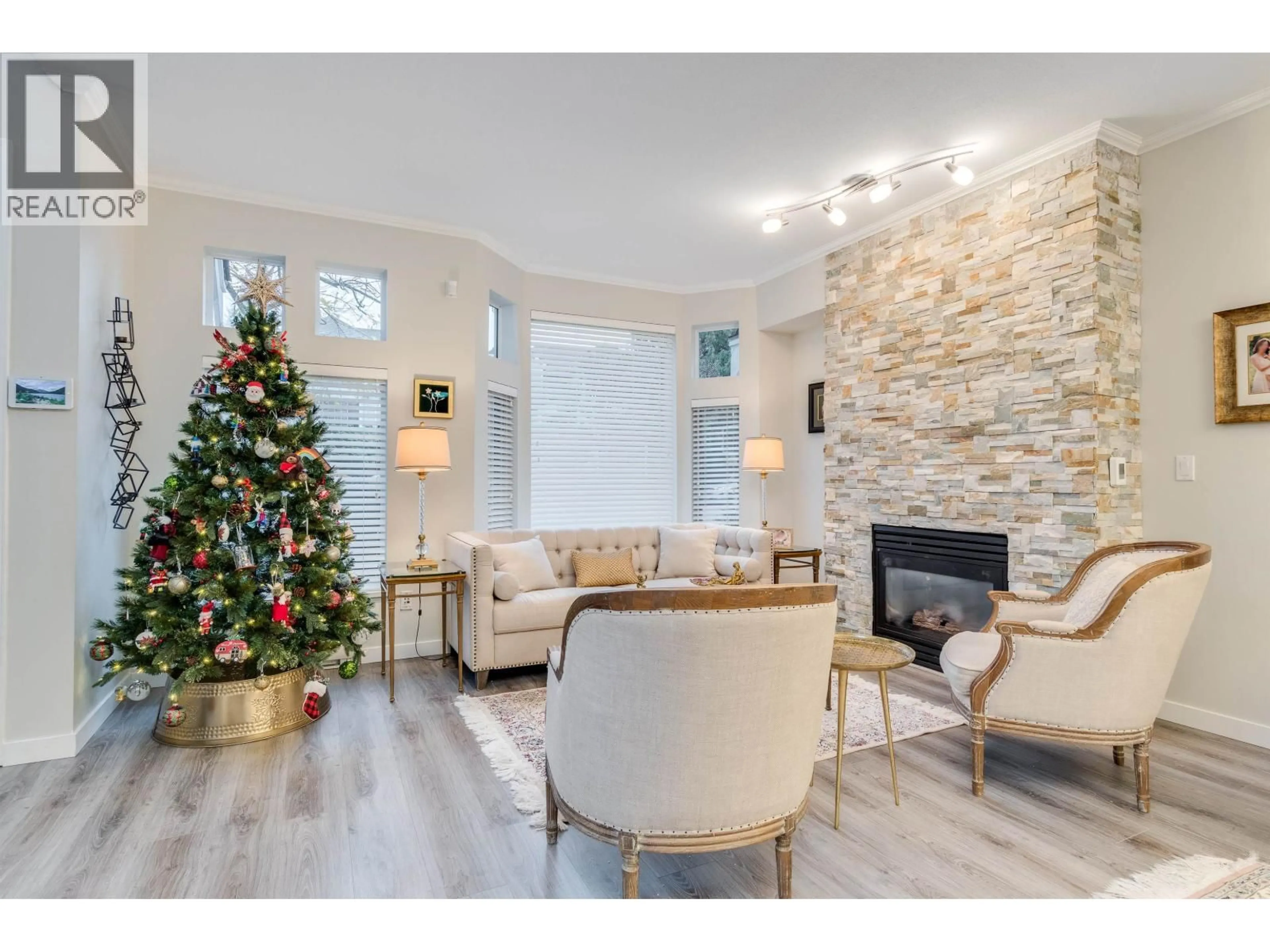 Living room with furniture, unknown for 4 - 233 6TH STREET, North Vancouver British Columbia V7L1P4