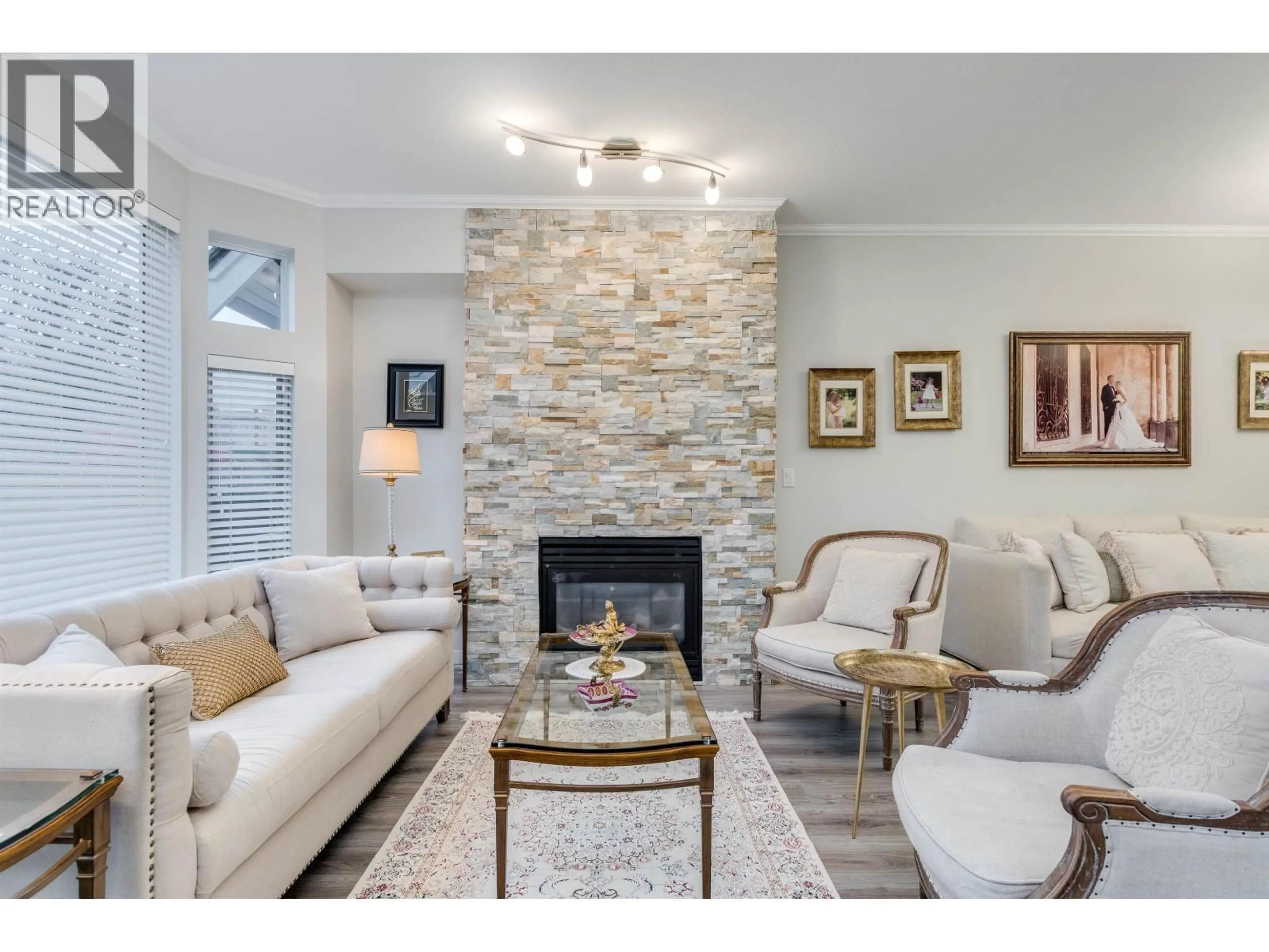 Living room with furniture, ceramic/tile floor for 4 - 233 6TH STREET, North Vancouver British Columbia V7L1P4