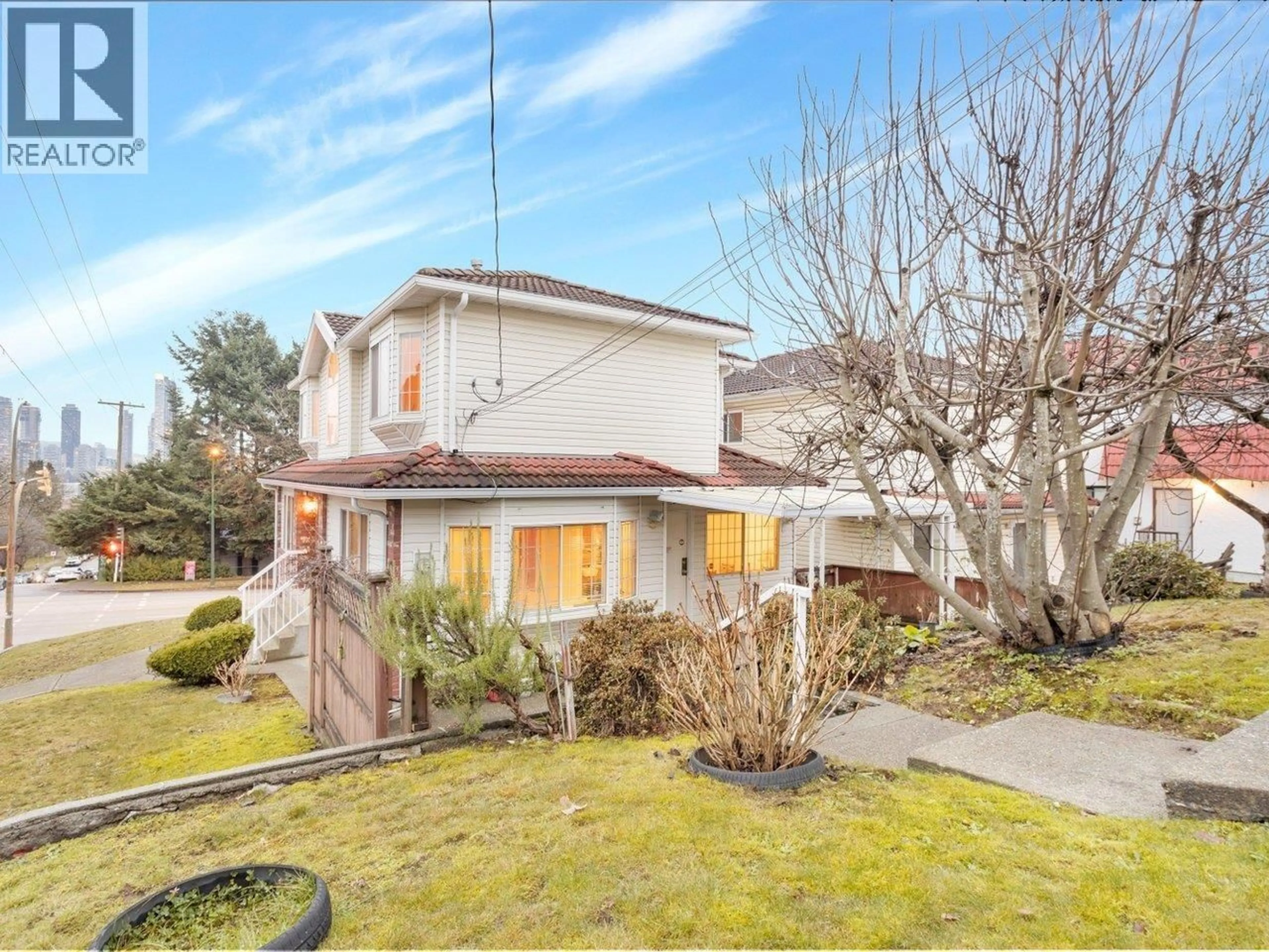 A pic from outside/outdoor area/front of a property/back of a property/a pic from drone, street for 3288 5TH AVENUE, Vancouver British Columbia V5M1P3