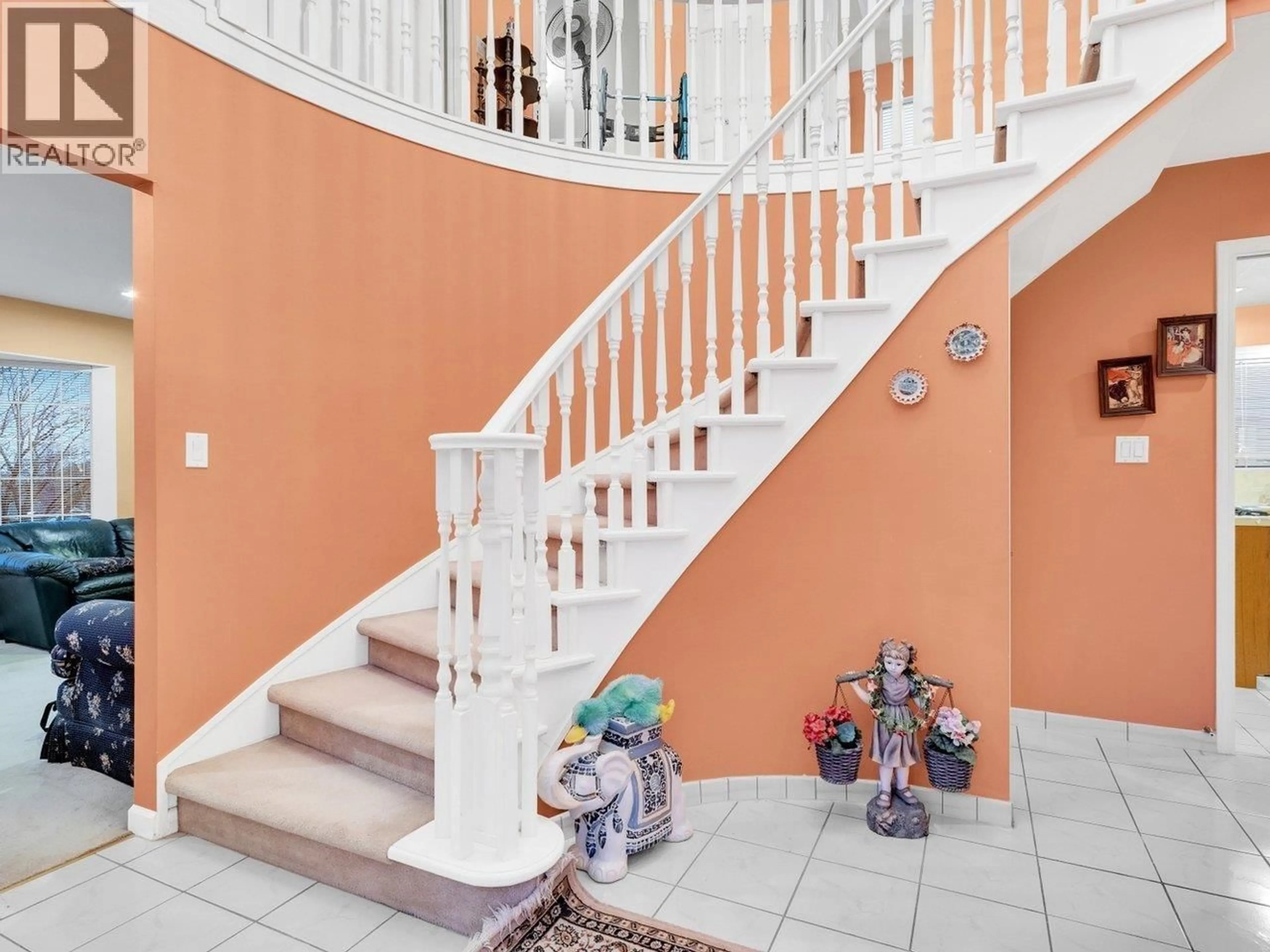 Indoor foyer for 3288 5TH AVENUE, Vancouver British Columbia V5M1P3