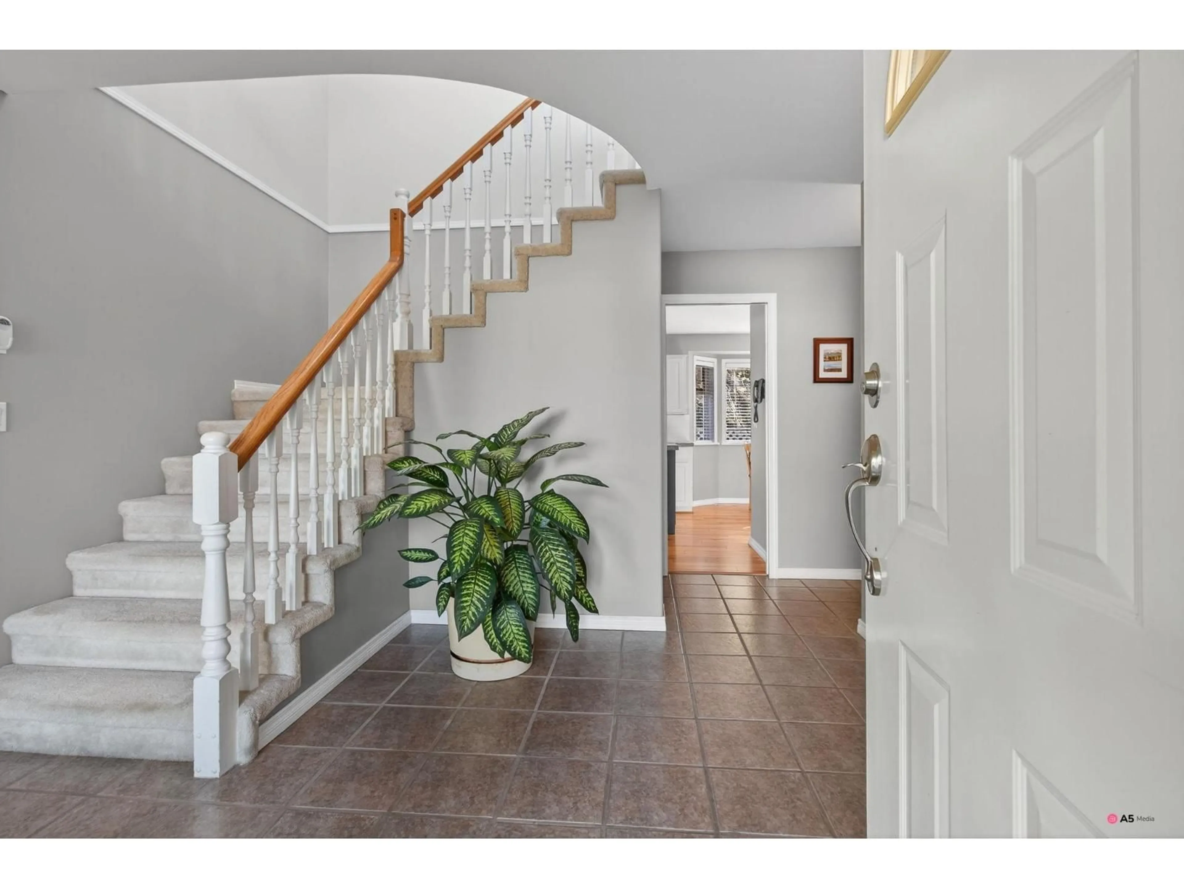 Indoor entryway for 14082 17 AVENUE, Surrey British Columbia V4A8K4