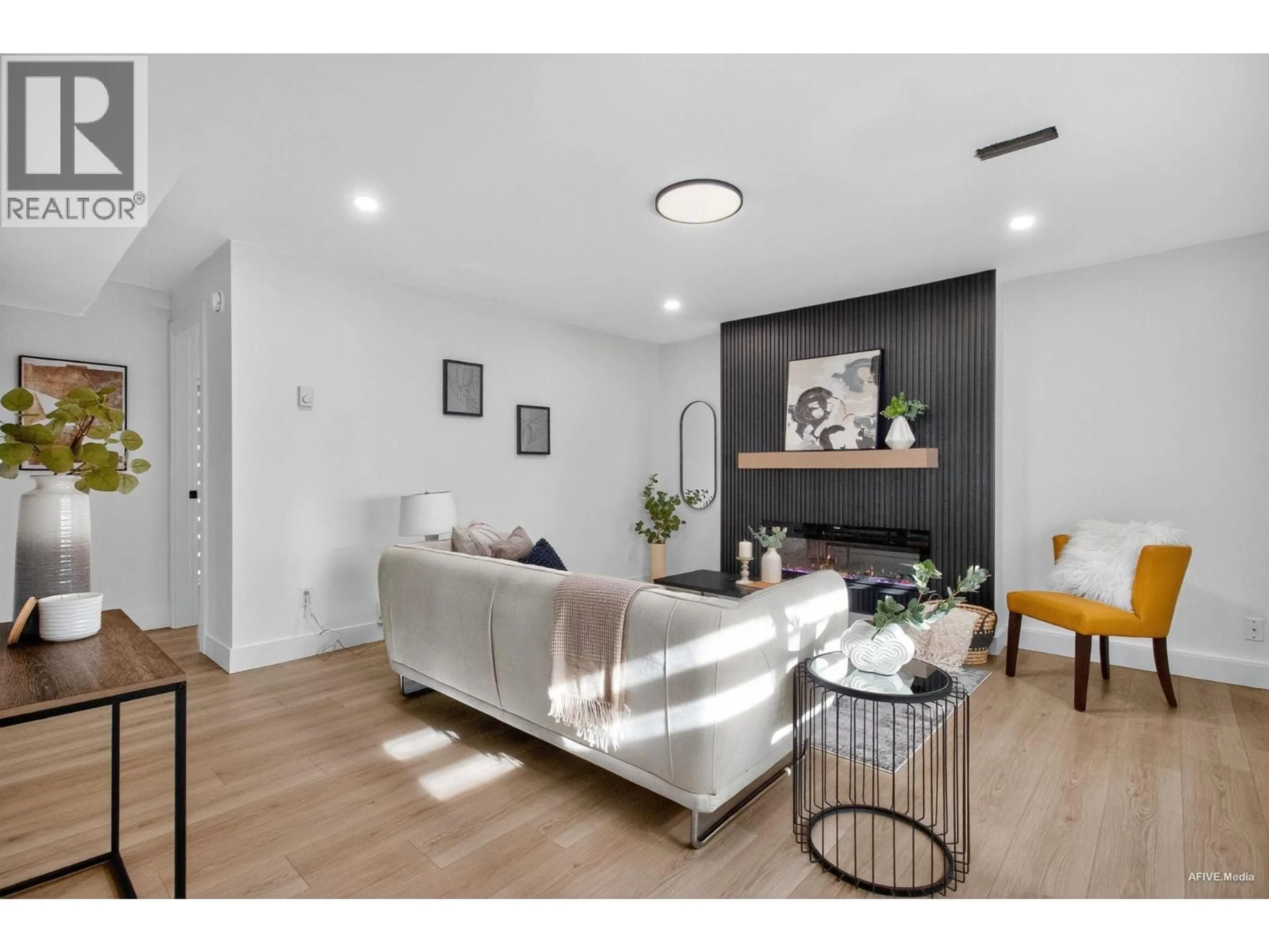 Living room with furniture, wood/laminate floor for 9831 GLENTHORNE DRIVE, Richmond British Columbia V7A1Y3